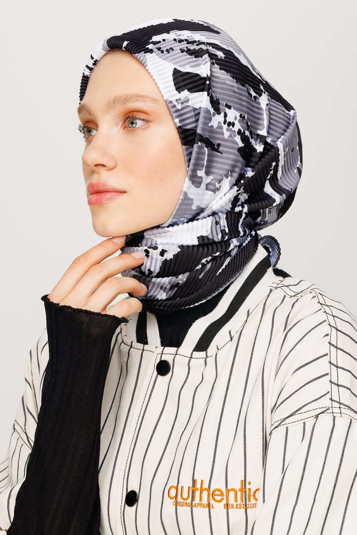 Batik Pattern Pleated Scarf - Black