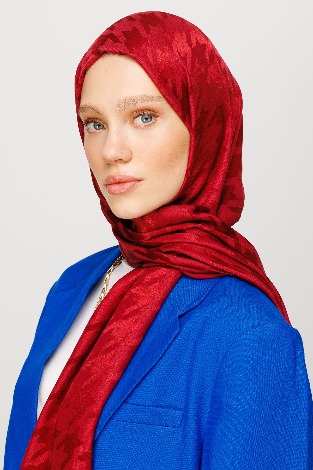Crowbar Pattern Shiny Jacquard Shawl - Cherry Bruise