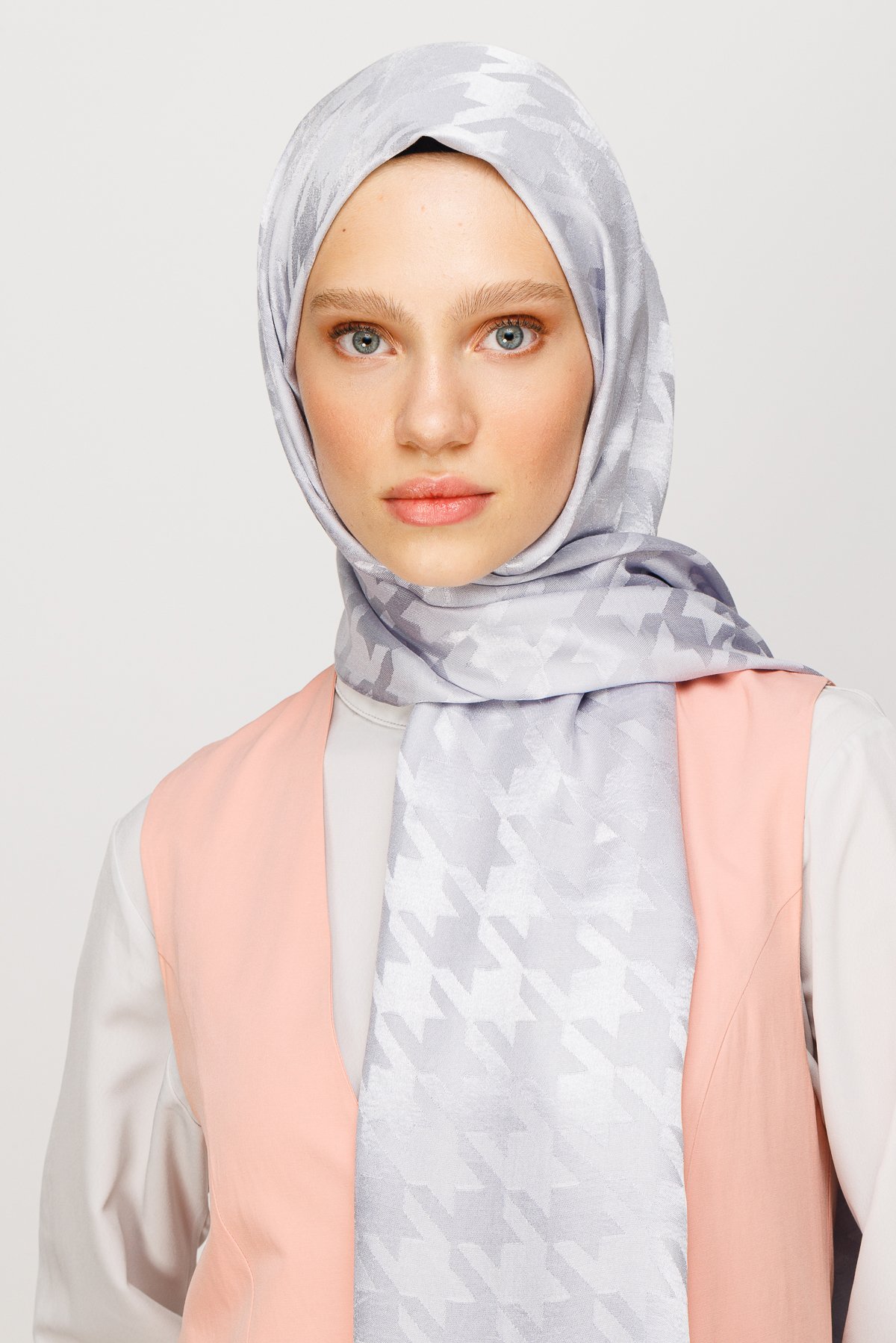 Crowbar Pattern Shiny Jacquard Shawl - Silver