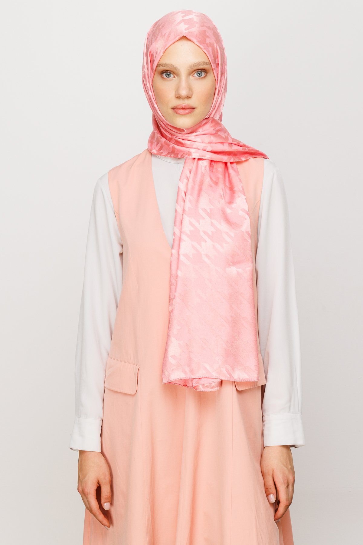 Crowbar Pattern Shiny Jacquard Hijab