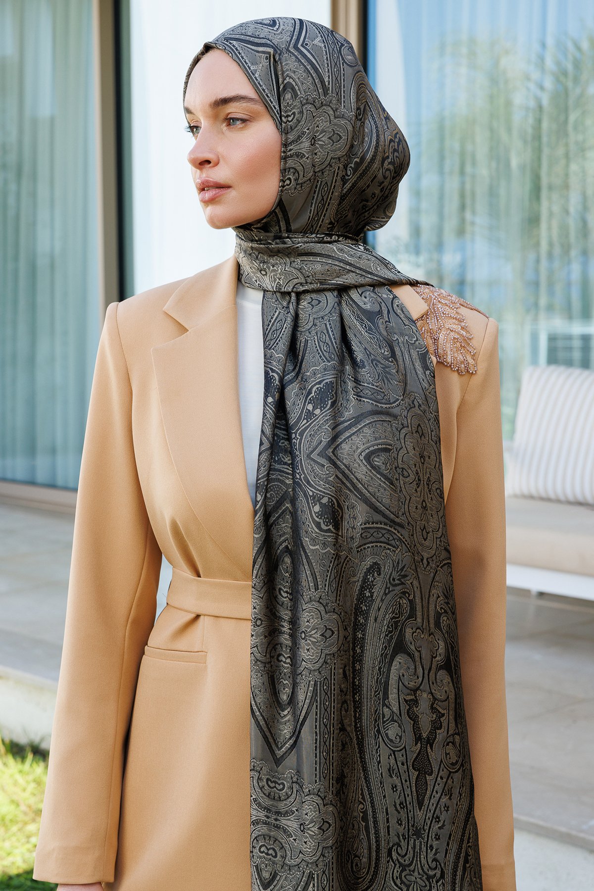 Liva Pattern Shine Line Shawl - Black-Beige