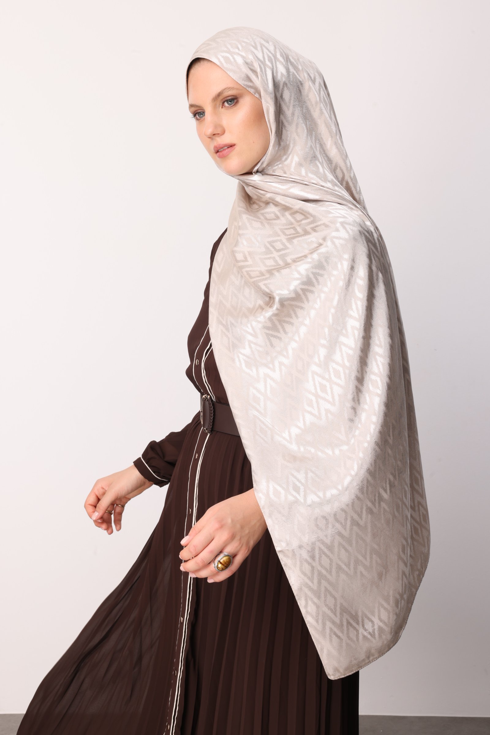 Shiny Check-Pattern Jacquard Shawl - Pearl