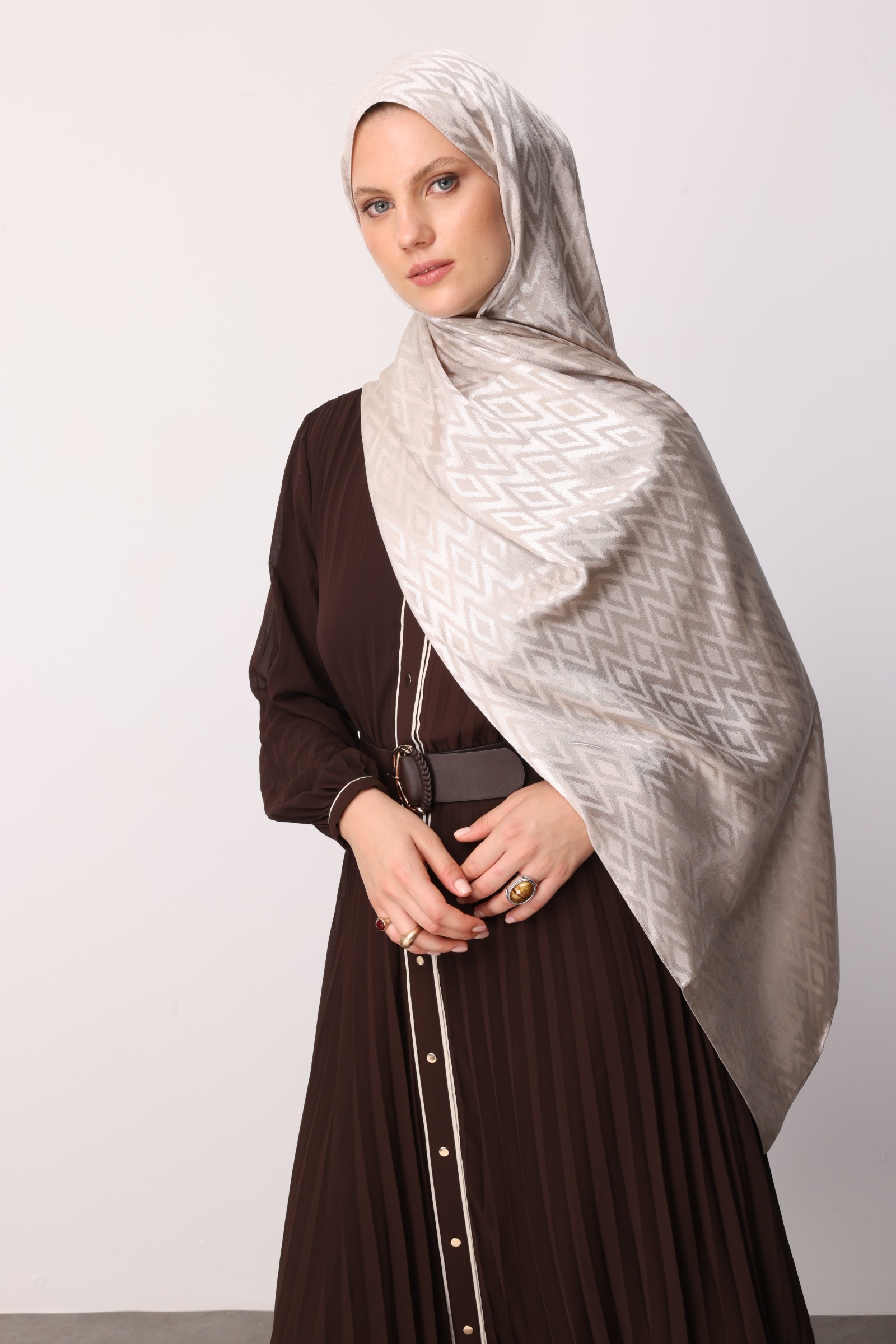Shiny Check-Pattern Jacquard Shawl - Pearl