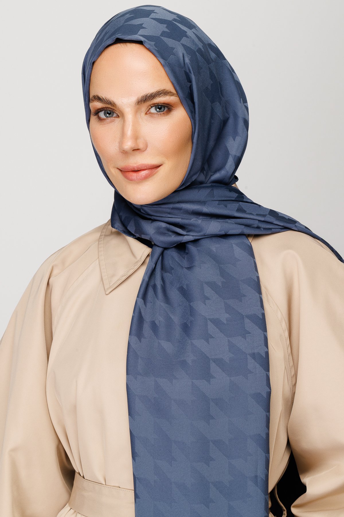 Crowbar Pattern Silk Jacquard Shawl - Anthracite