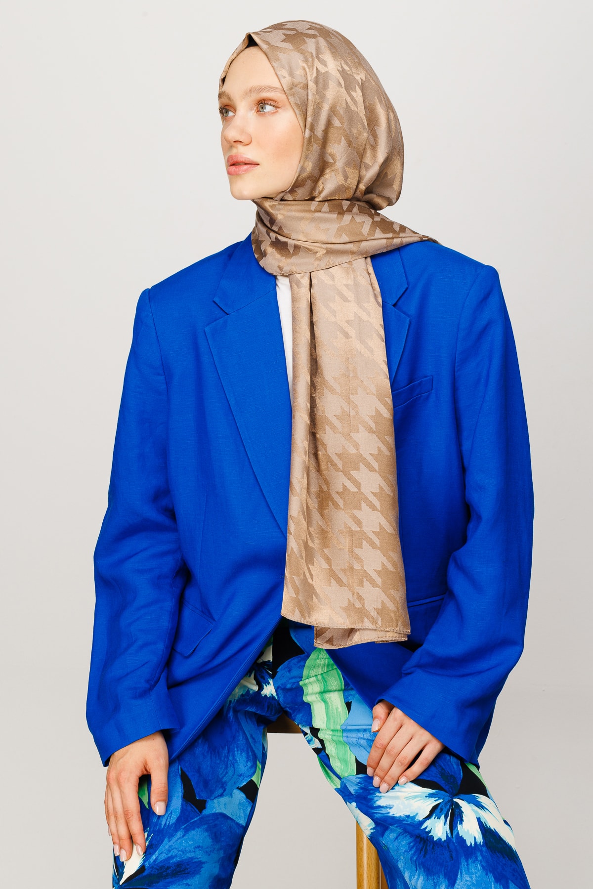 Shiny Houndstooth-Pattern Jacquard Shawl - Brown