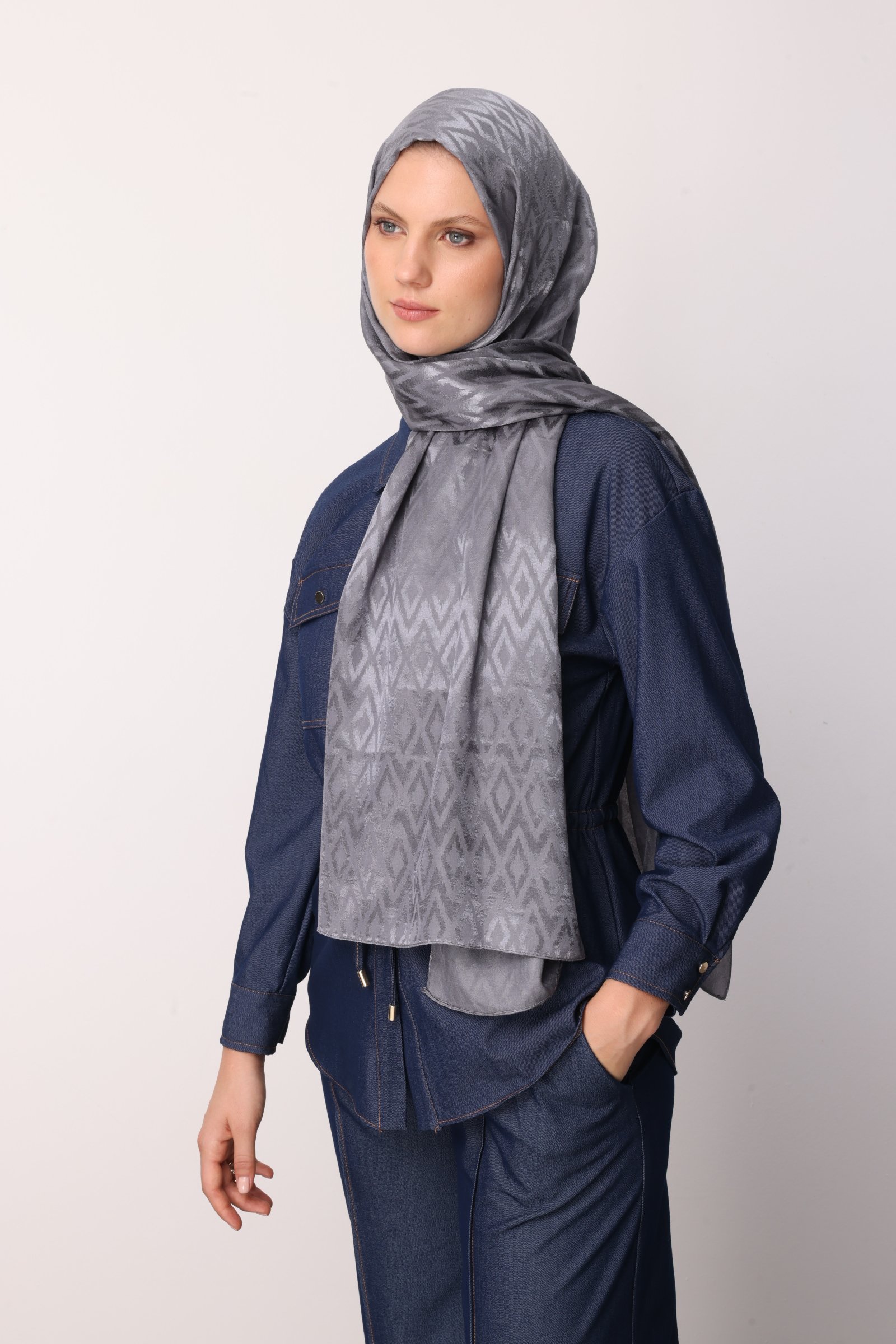 Shiny Check-Pattern Jacquard Shawl - Grey