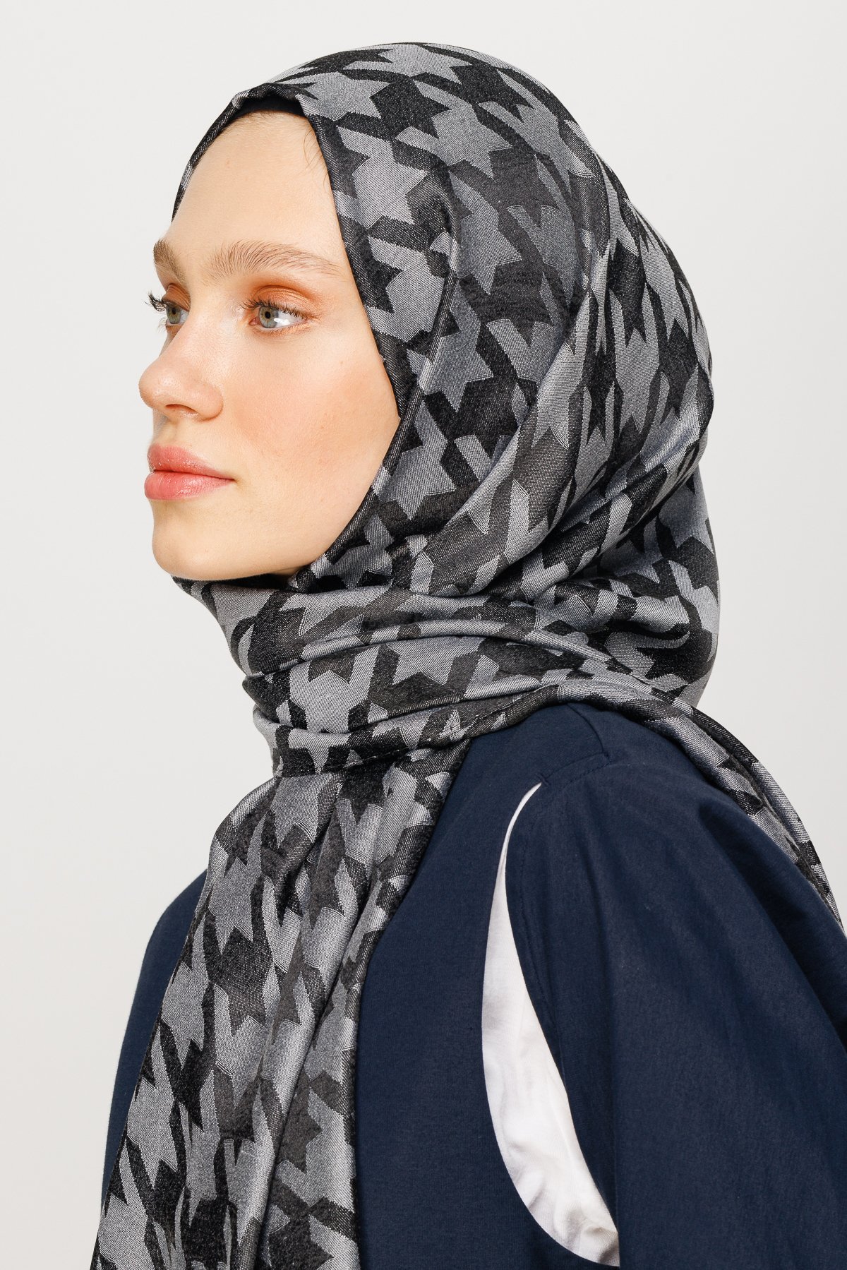 Crowbar Pattern Shiny Jacquard Shawl - Smoked