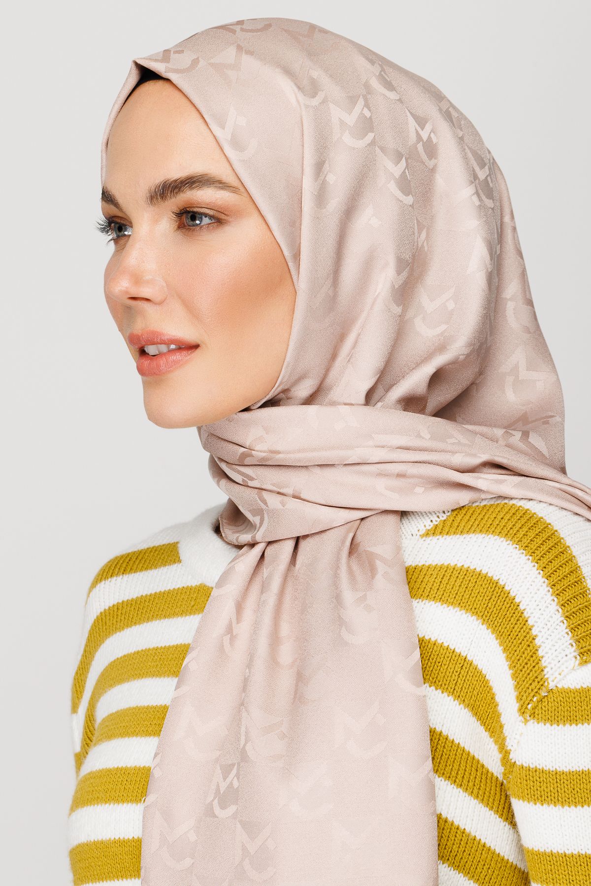 MC Pattern Jacquard Shawl - Beige