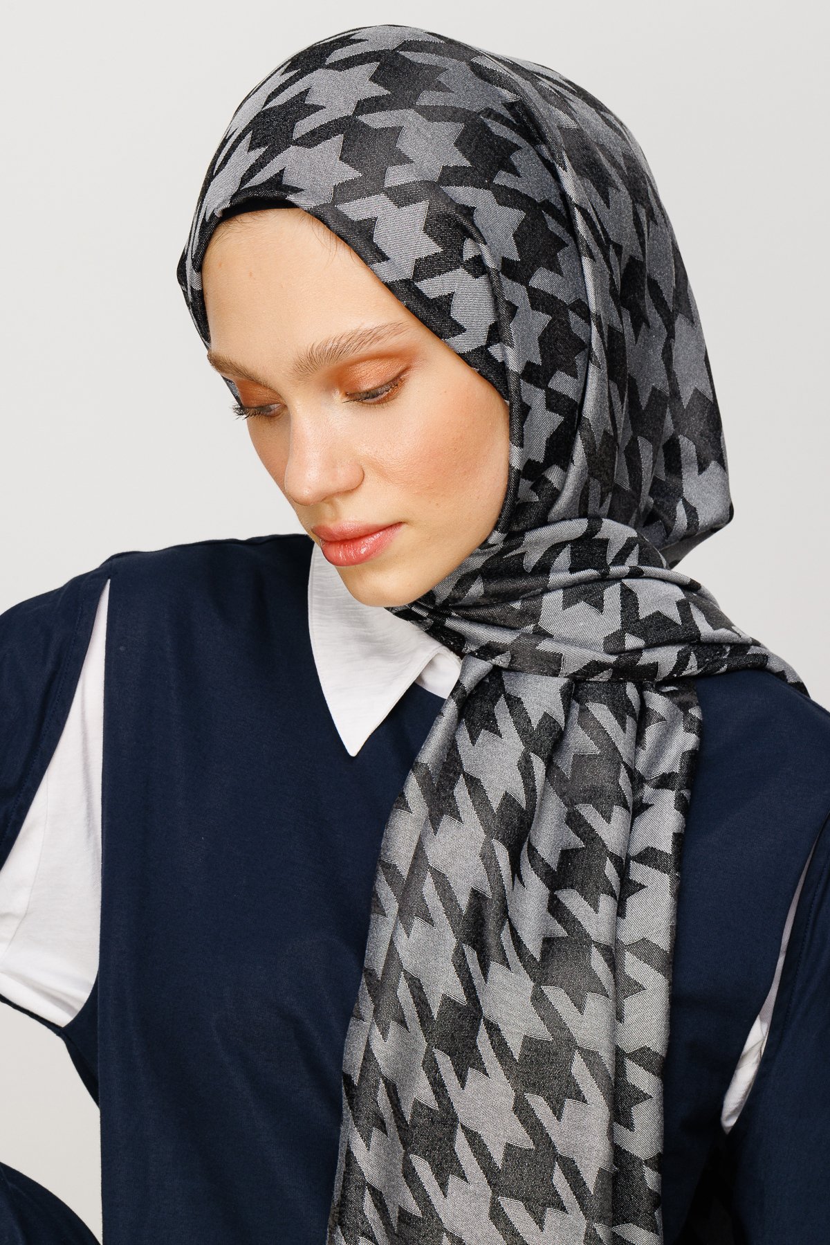Crowbar Pattern Shiny Jacquard Shawl - Smoked