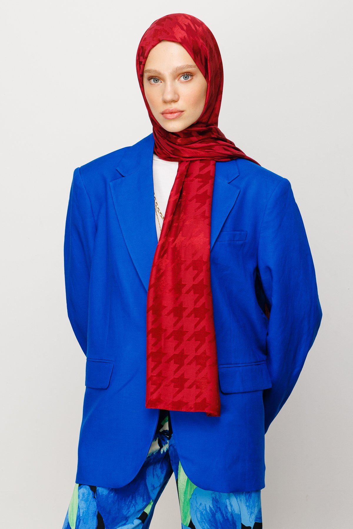 Crowbar Pattern Shiny Jacquard Shawl - Cherry Bruise