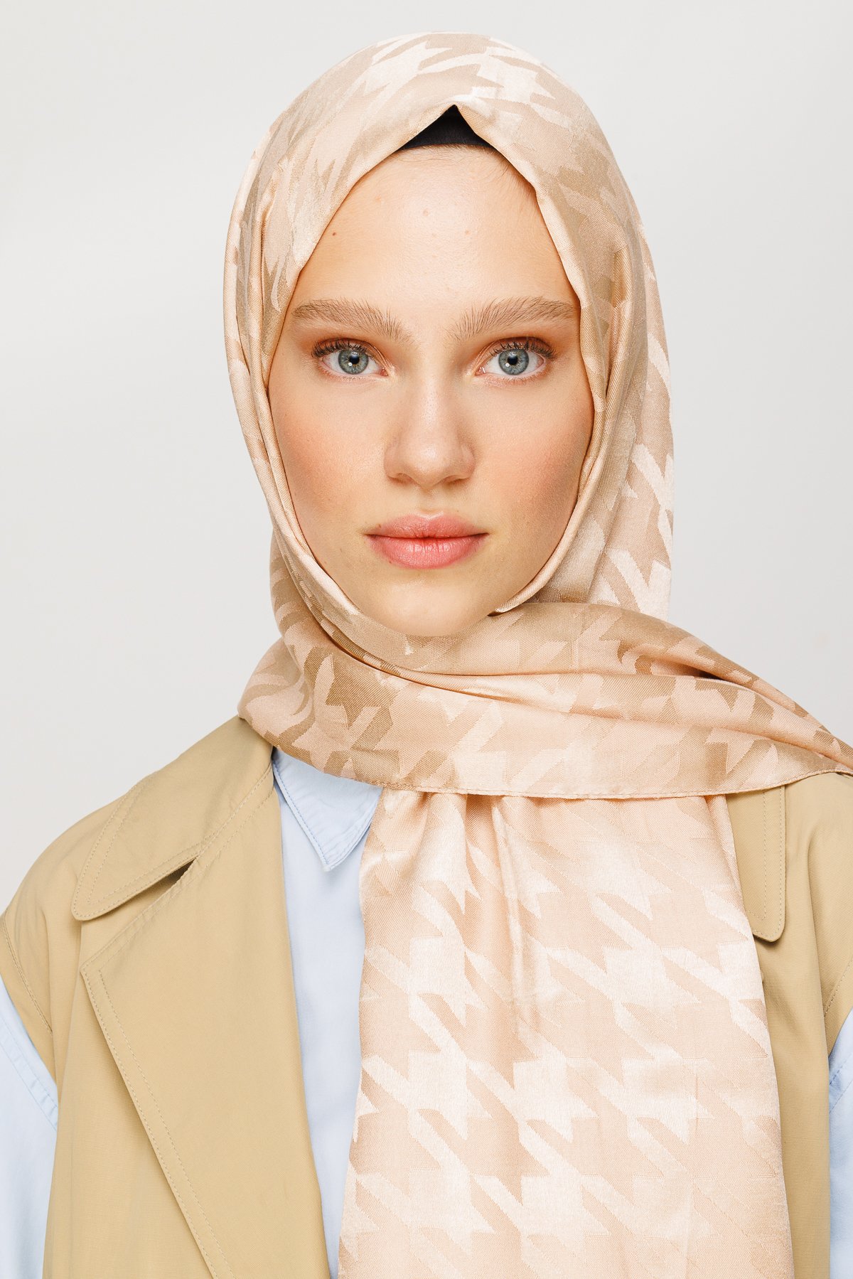 Crowbar Pattern Shiny Jacquard Shawl - Sand Beige