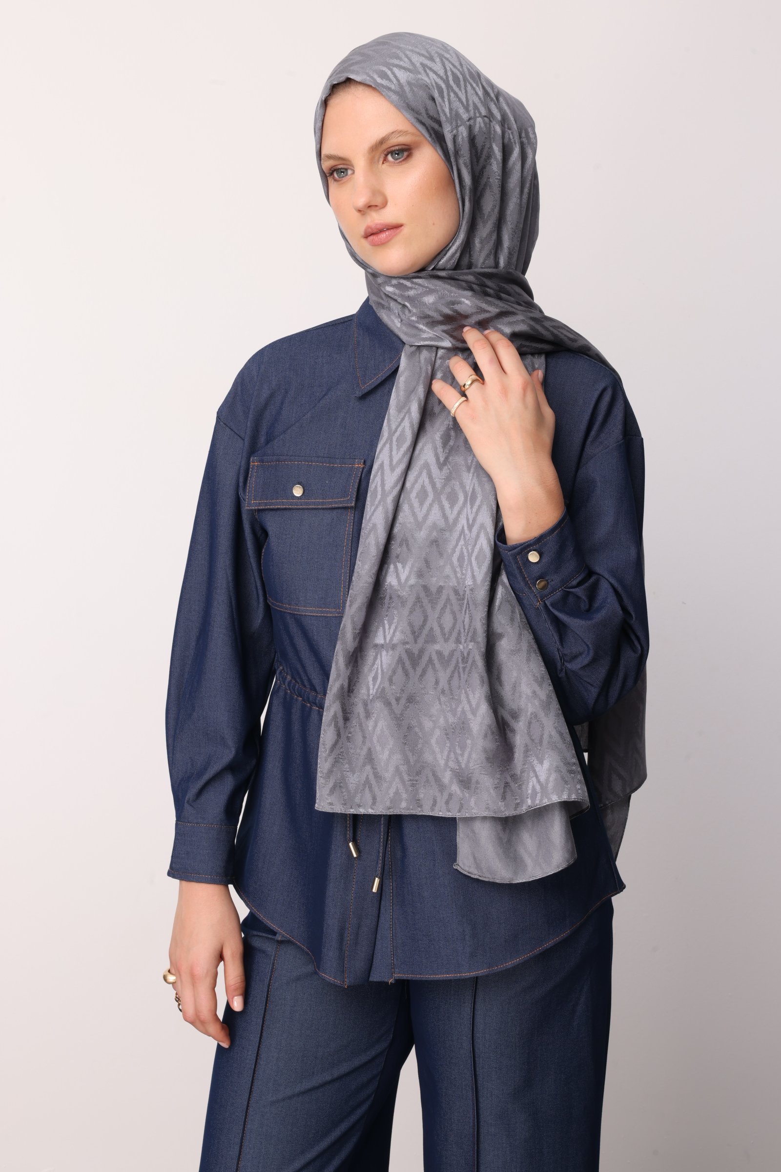 Shiny Check-Pattern Jacquard Shawl - Grey