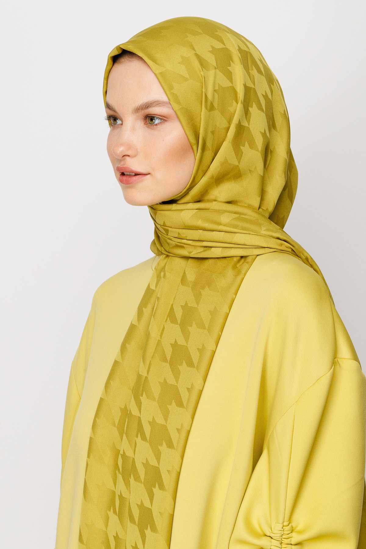 Crowbar Pattern Silk Jacquard Shawl - Olive Green