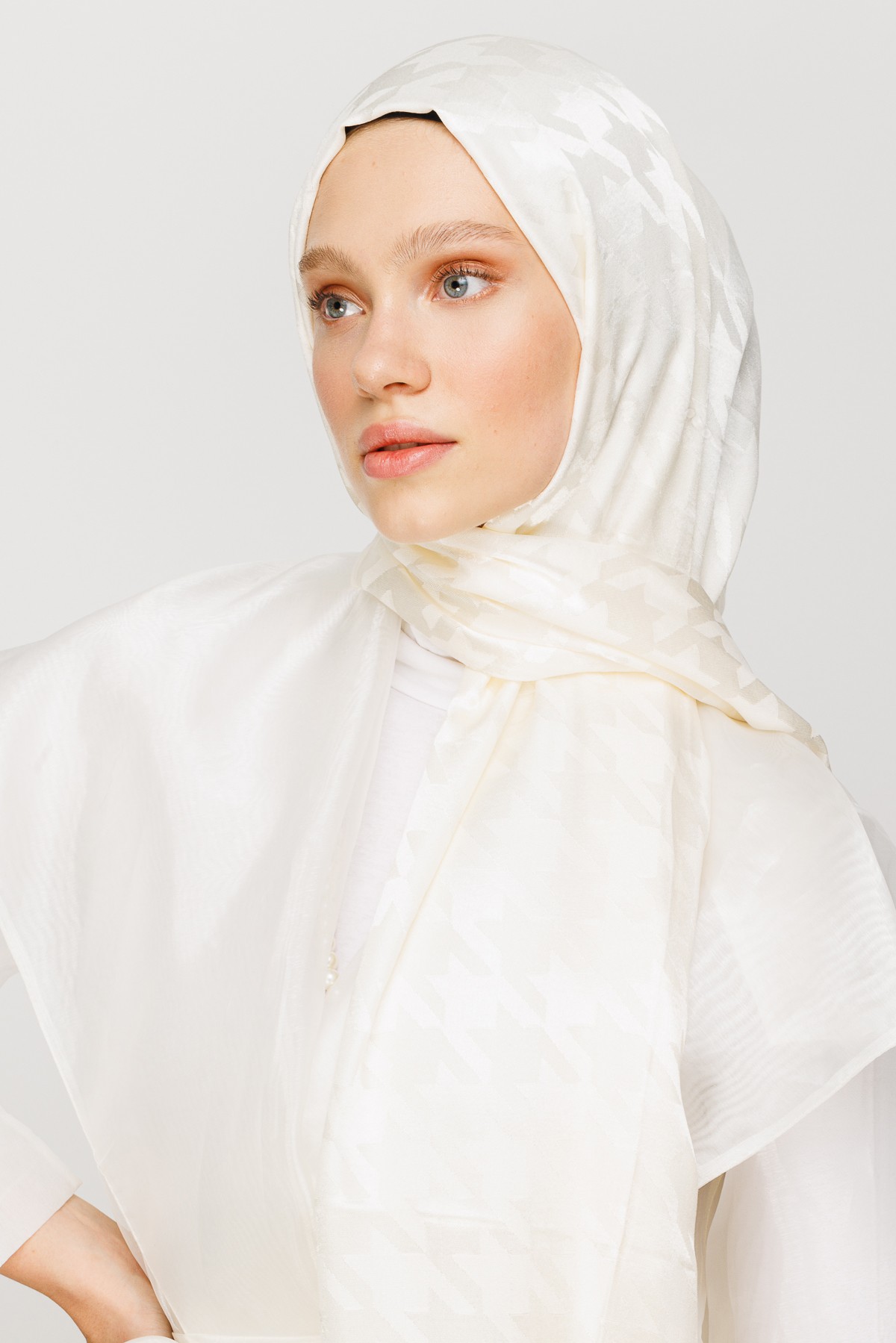 Crowbar Pattern Shiny Jacquard Shawl - Ecru