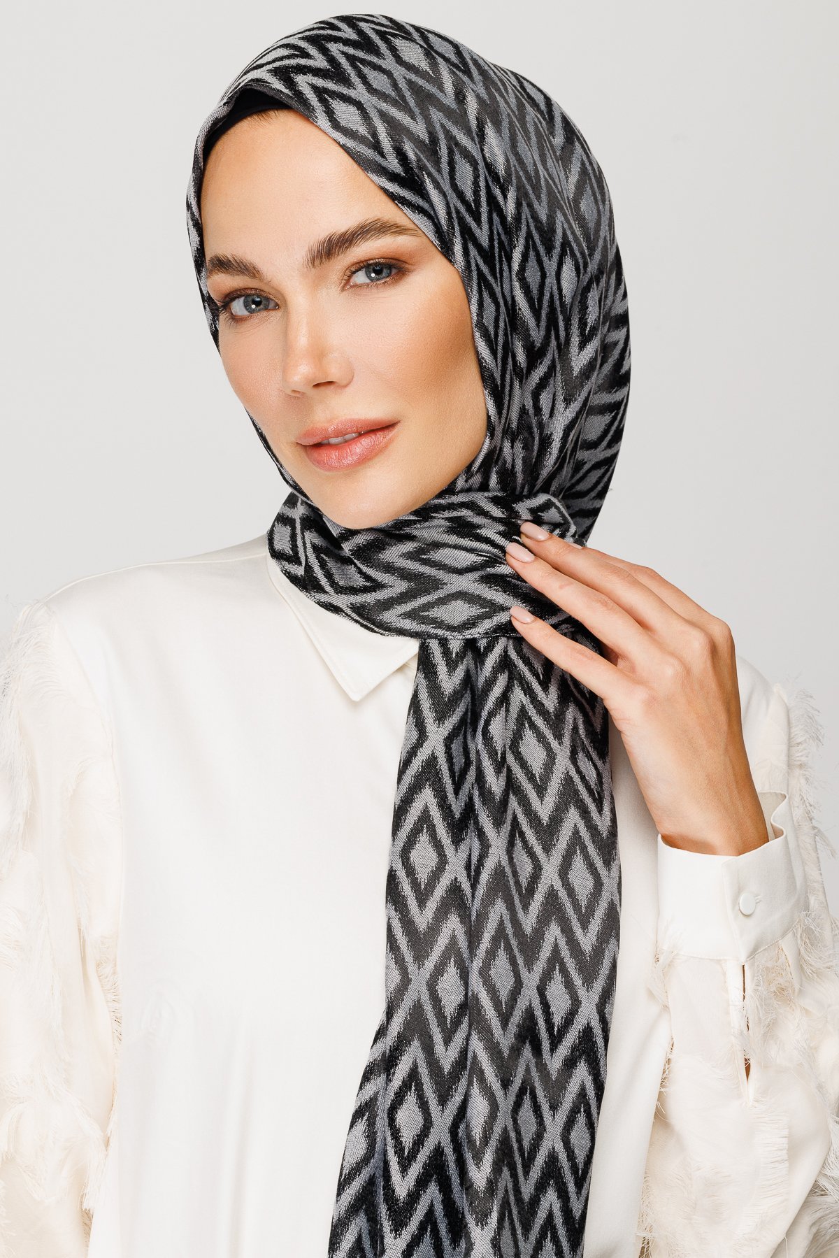Karo Pattern Shiny Jacquard Shawl - Smoked