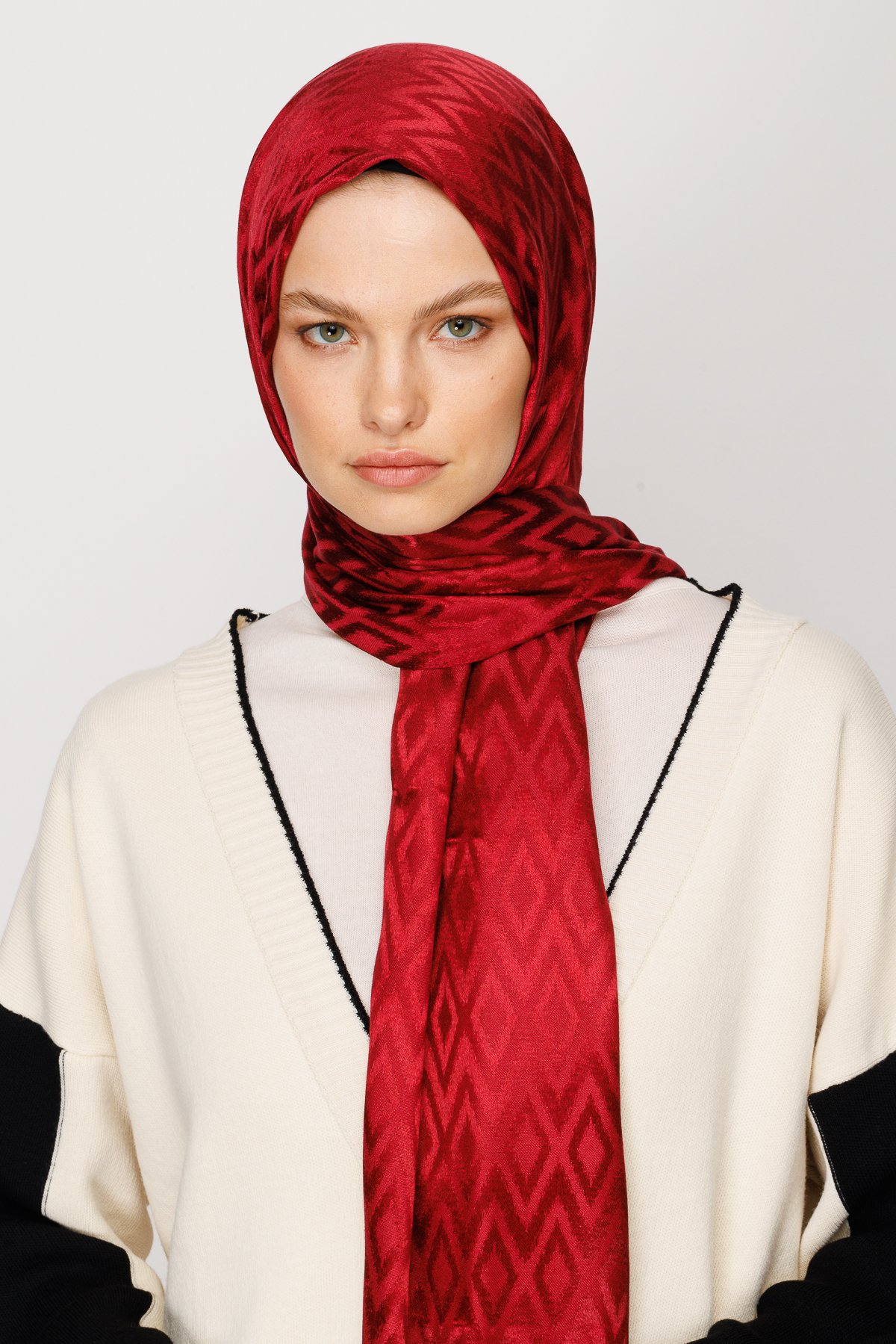 Karo Pattern Shiny Jacquard Shawl - Cherry Bruise