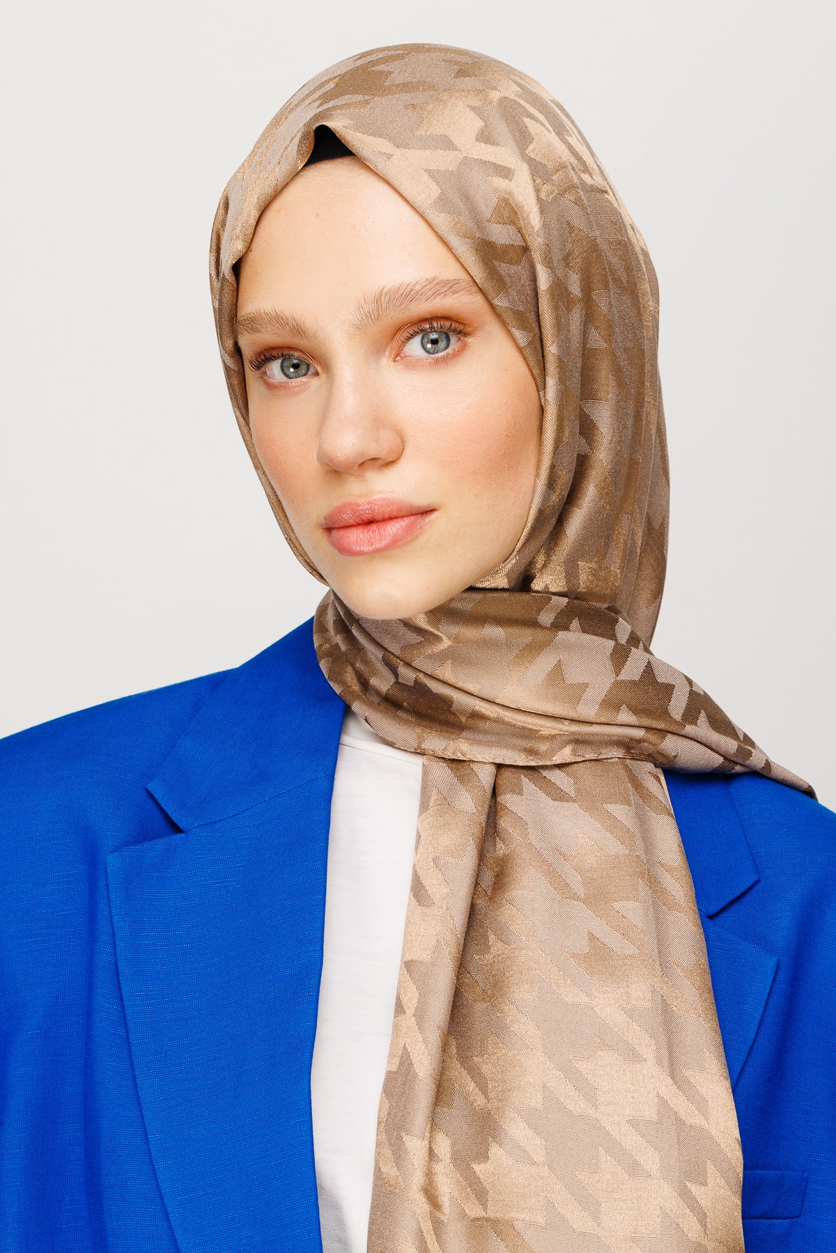 Shiny Houndstooth-Pattern Jacquard Shawl - Brown
