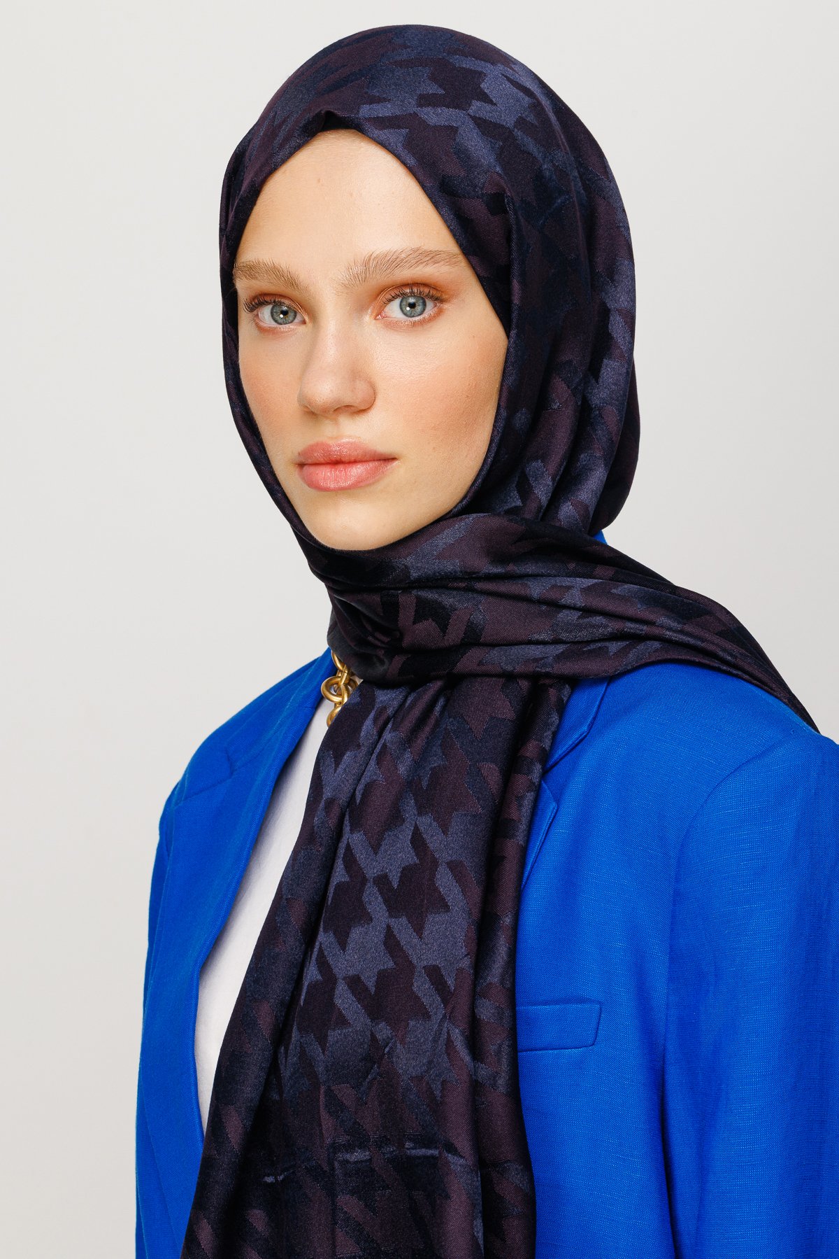 Crowbar Pattern Shiny Jacquard Shawl - Navyblue