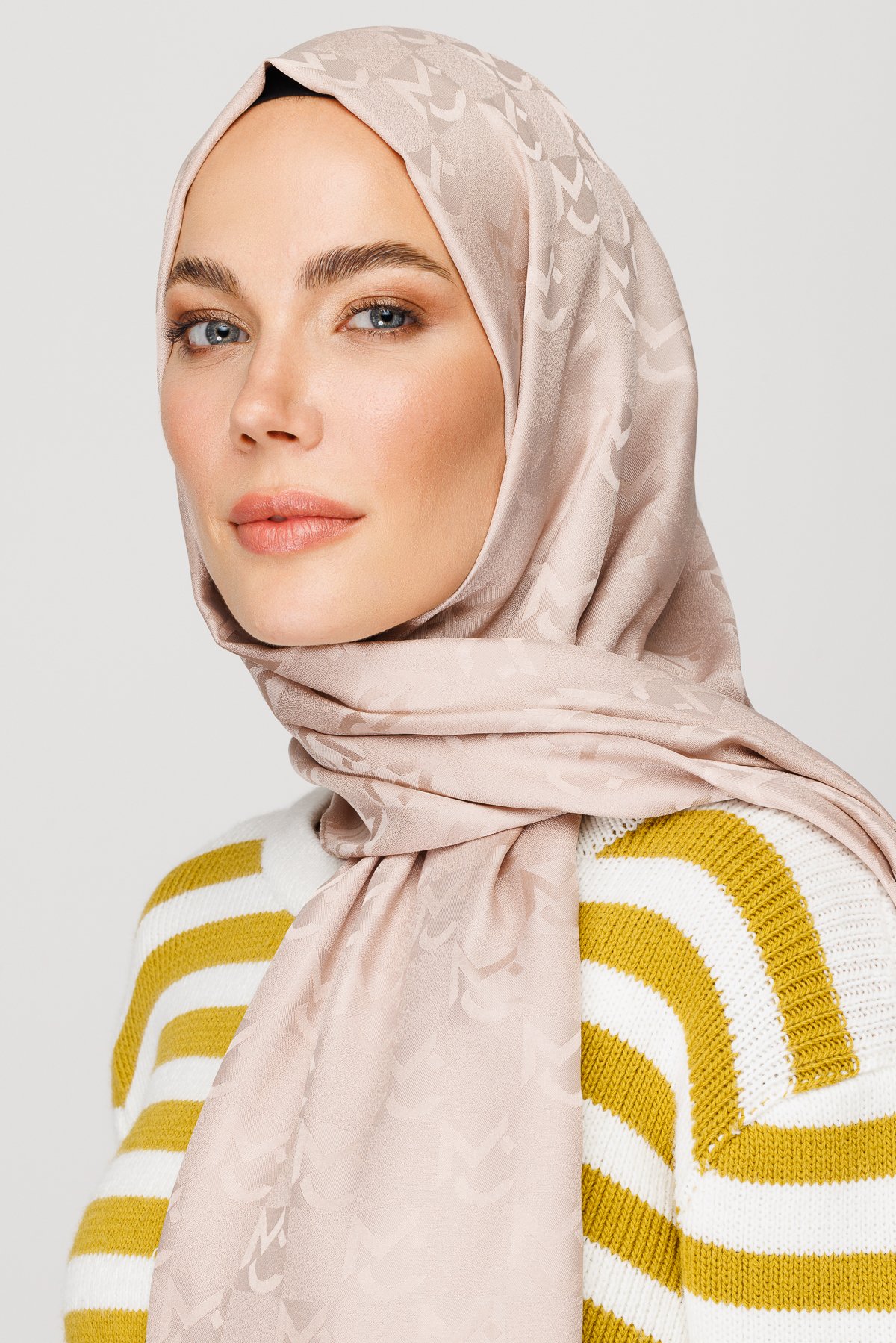 MC Pattern Jacquard Shawl - Beige