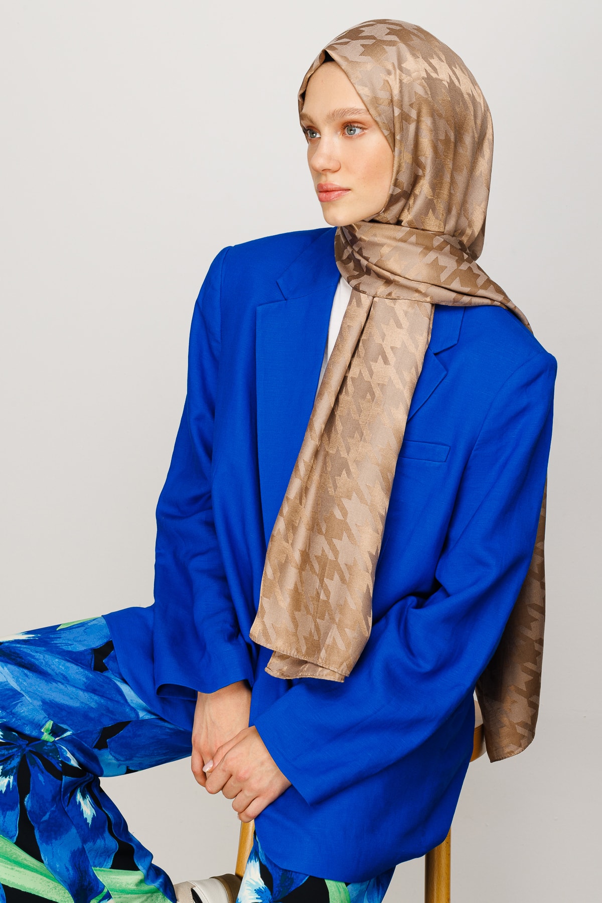 Shiny Houndstooth-Pattern Jacquard Shawl - Brown