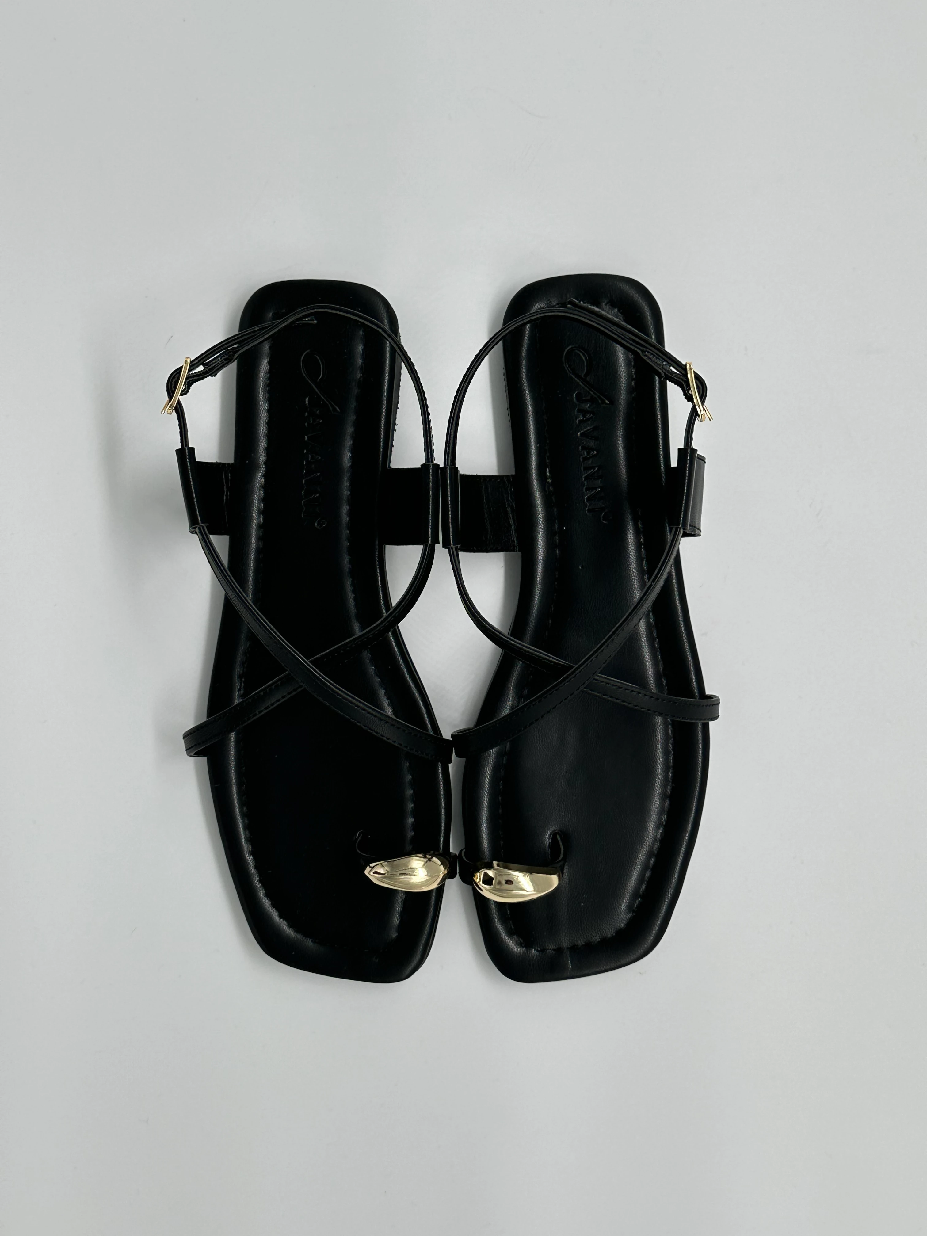 Altın Toka Detaylı Siyah Deri Sandalet