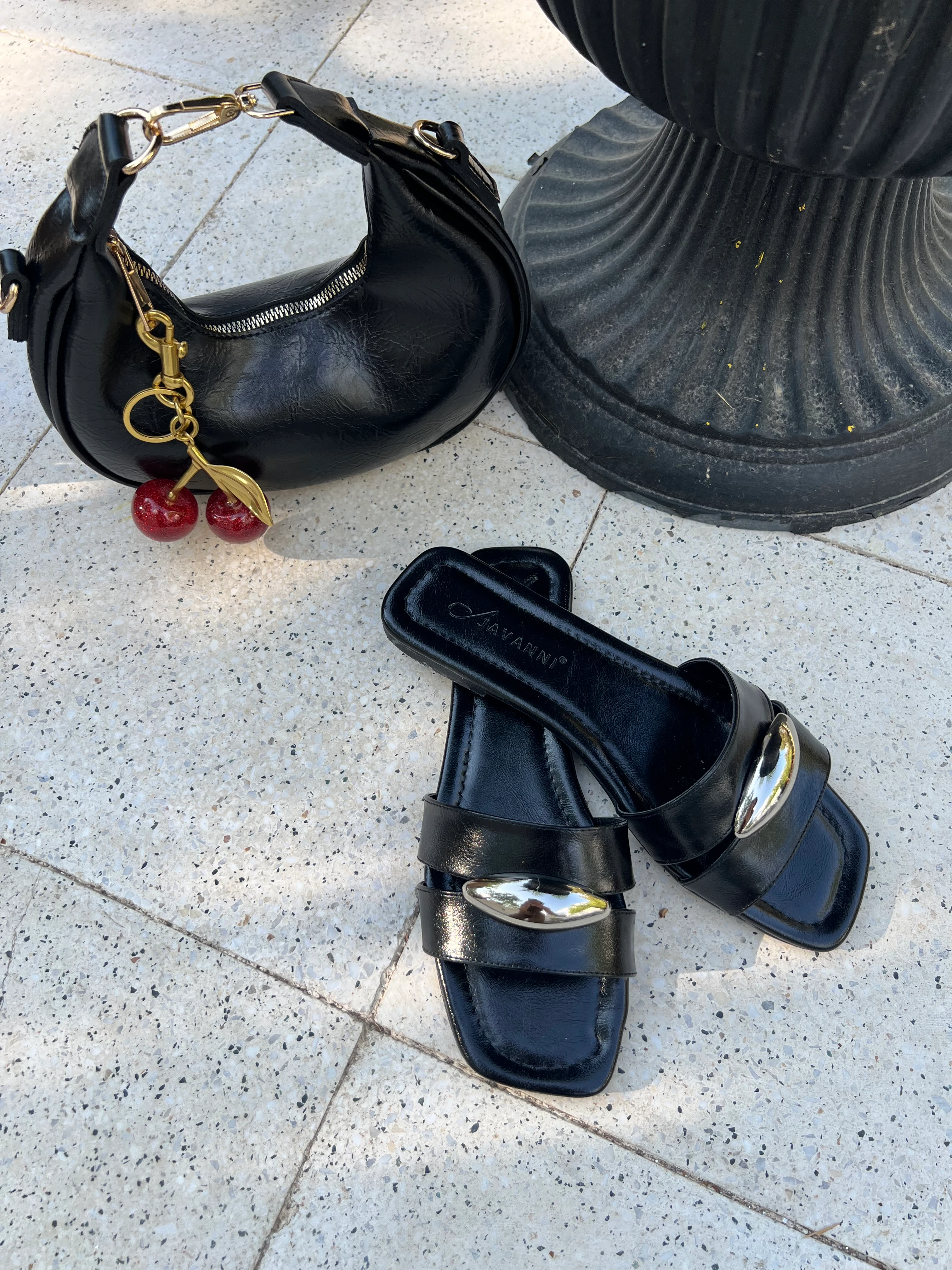 Tokalı Siyah Deri Terlik 