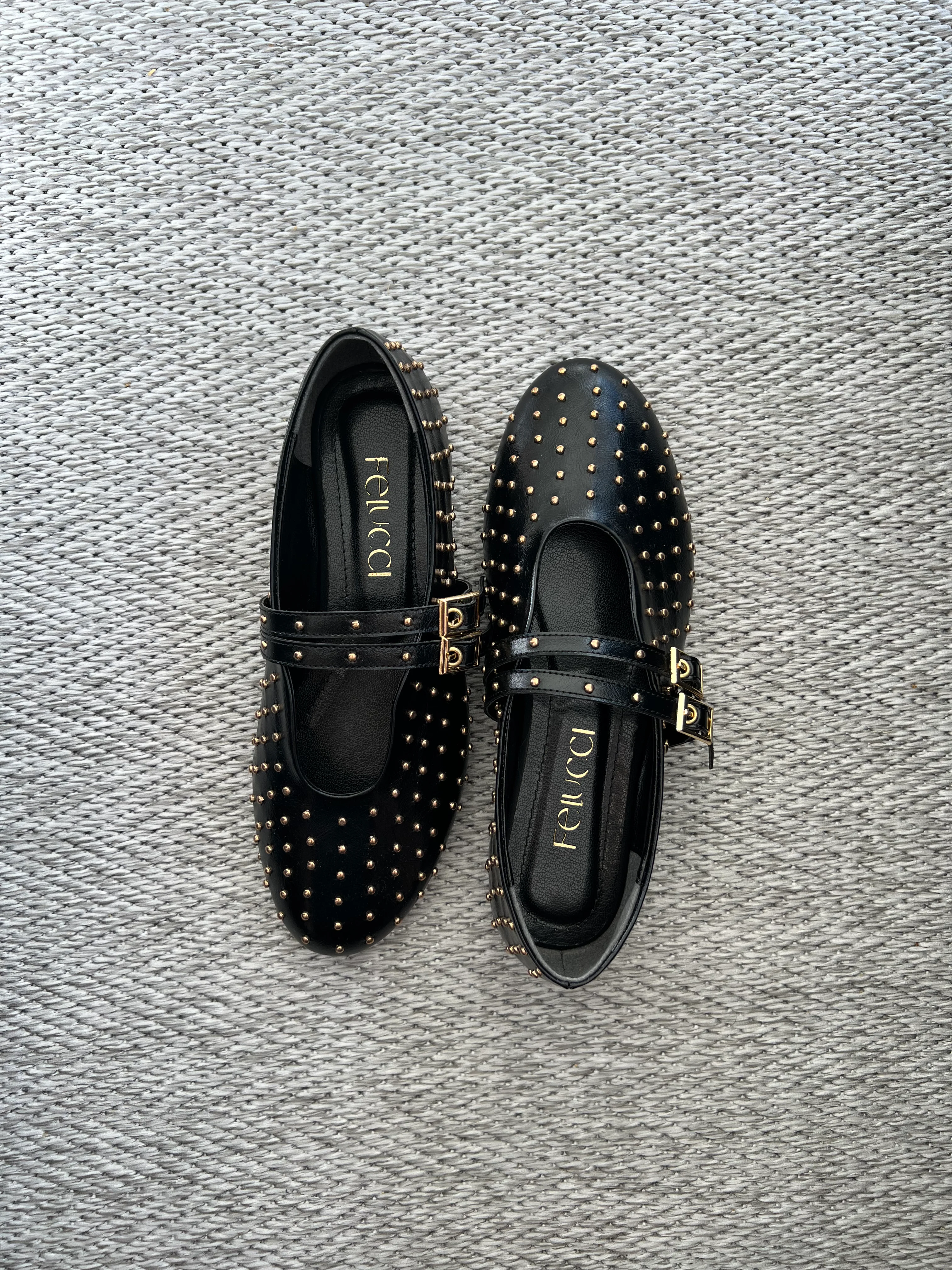 Zımba Detaylı Çift Tokalı Siyah Deri Babet