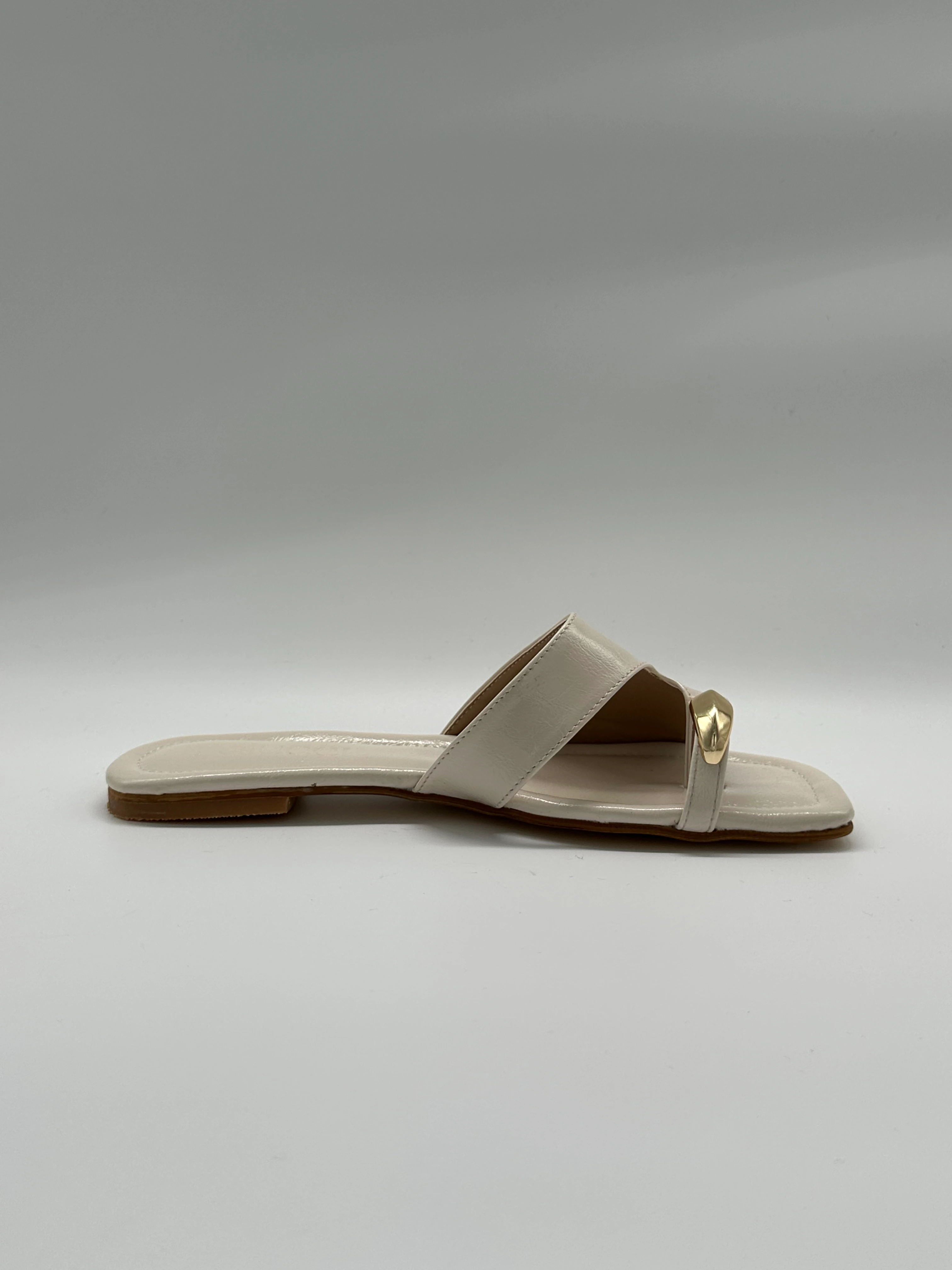 Altın Toka Detaylı Krem Deri Terlik