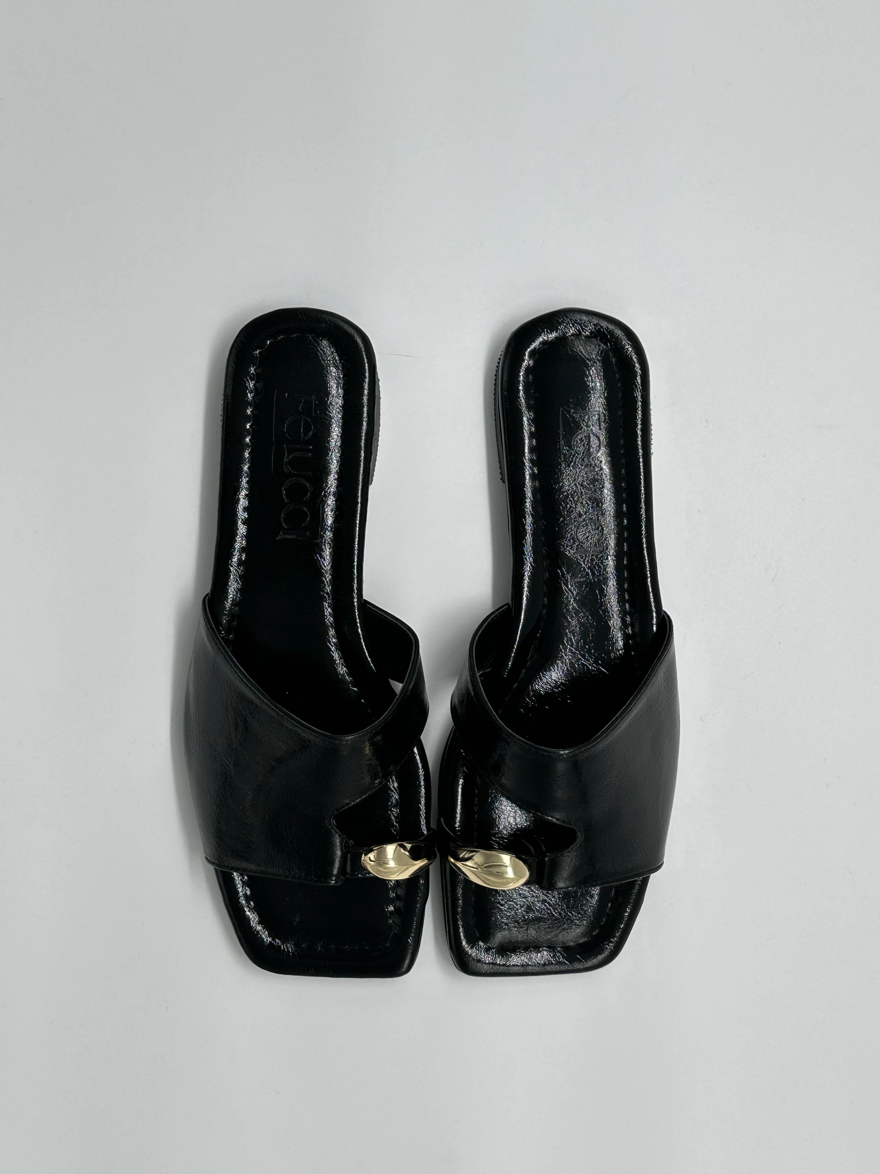 Altın Toka Detaylı Siyah Deri Terlik