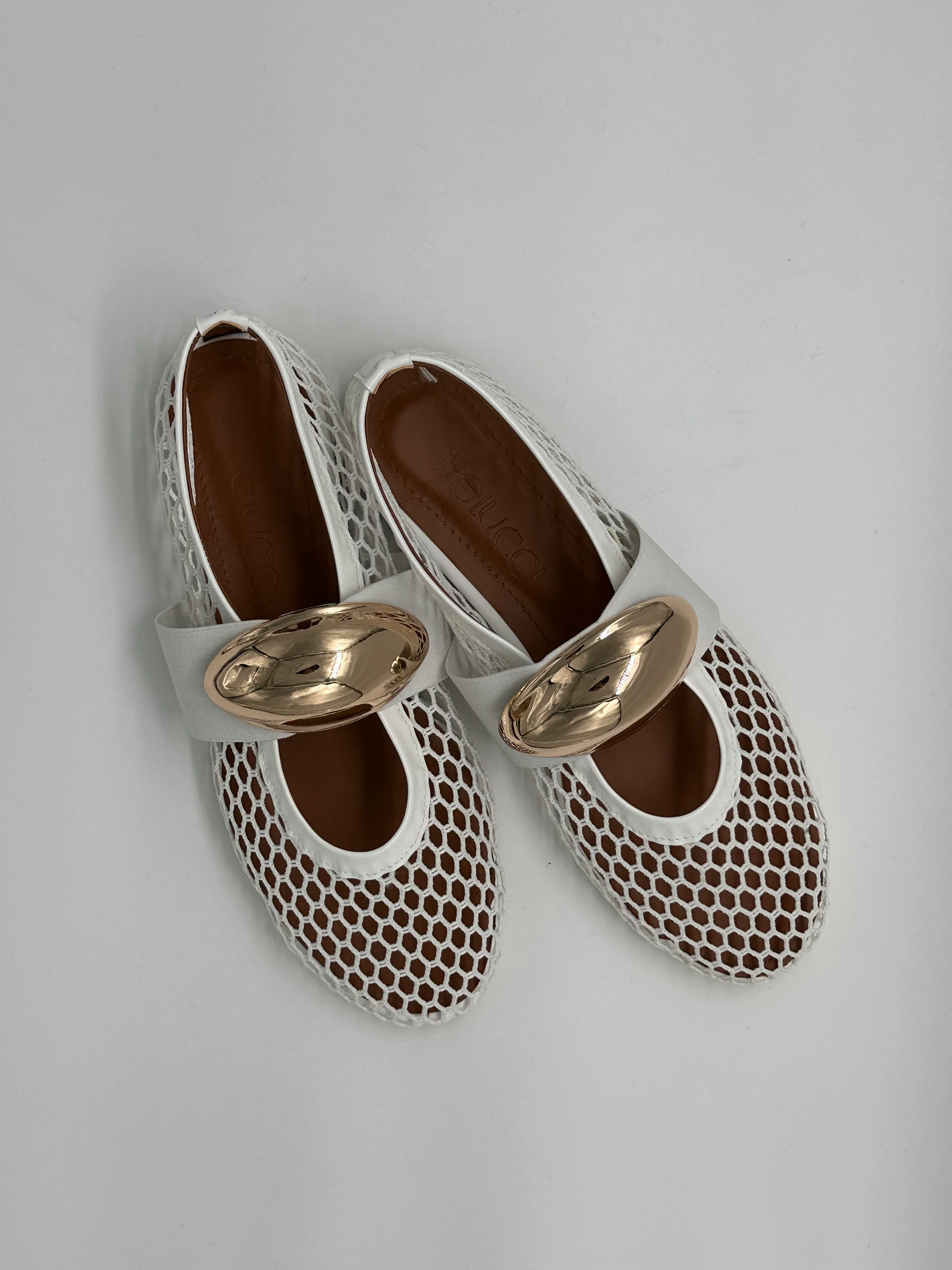 Büyük Tokalı Beyaz Fileli Ayakkabı