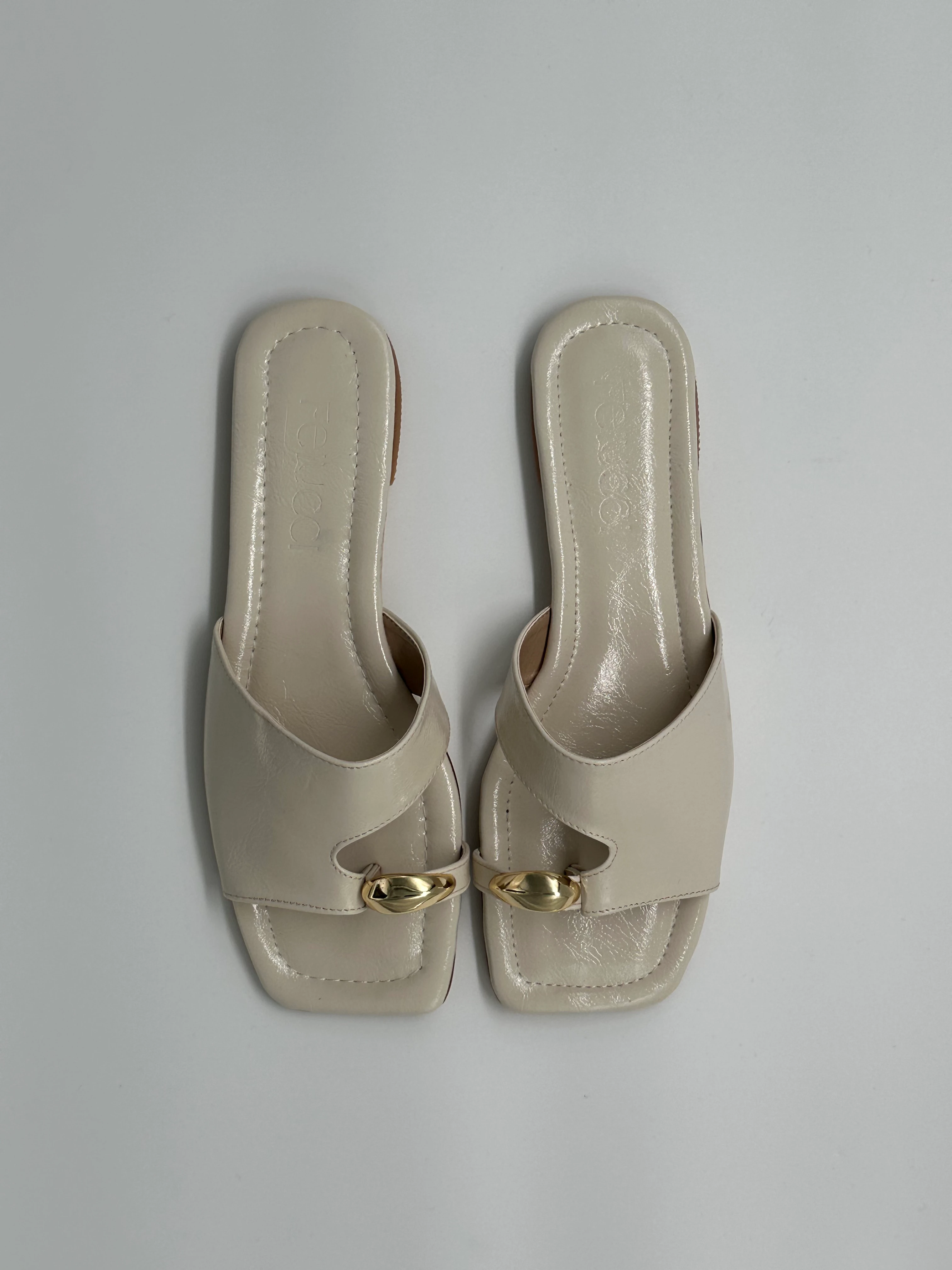 Altın Toka Detaylı Krem Deri Terlik