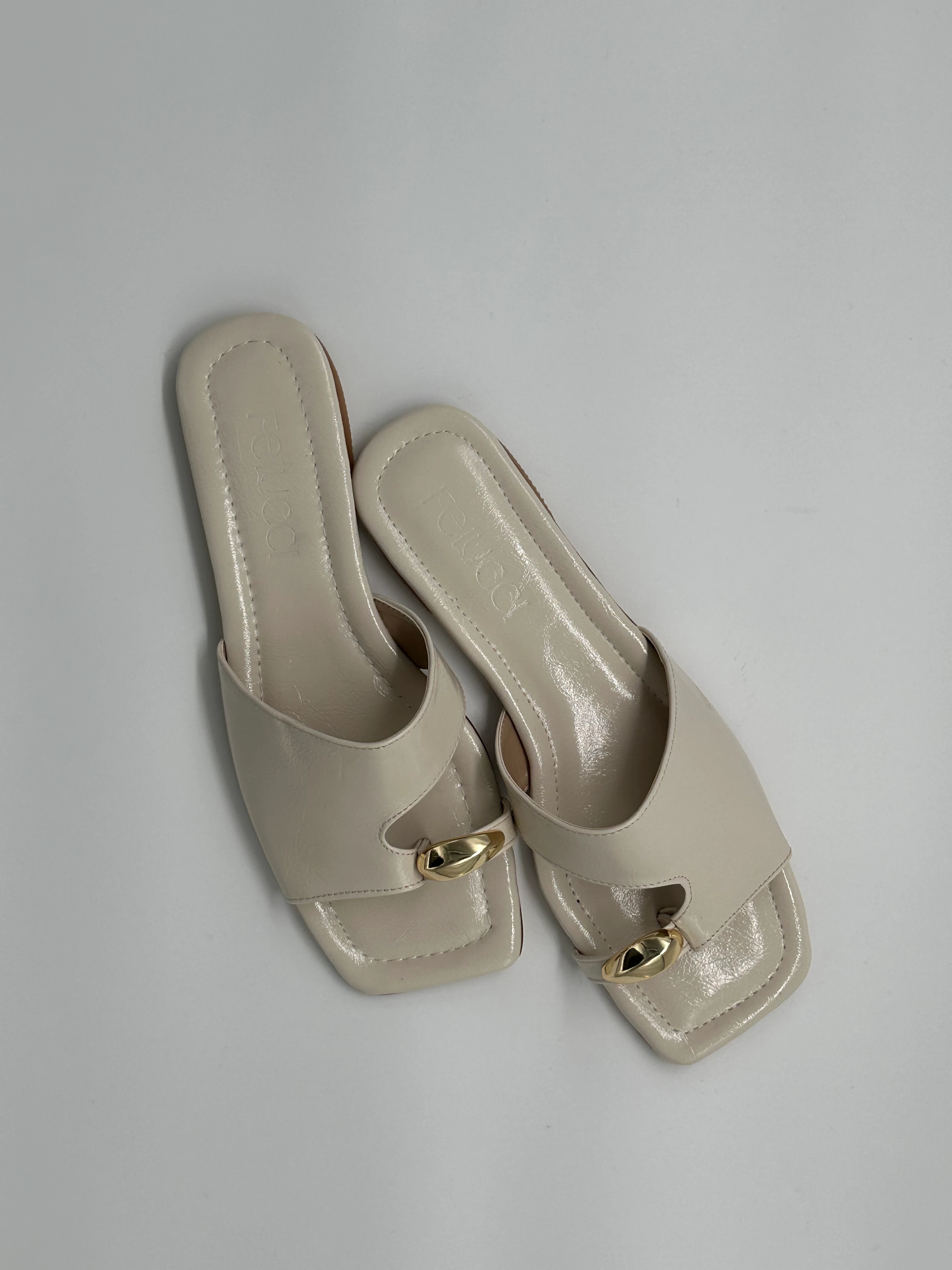 Altın Toka Detaylı Krem Deri Terlik