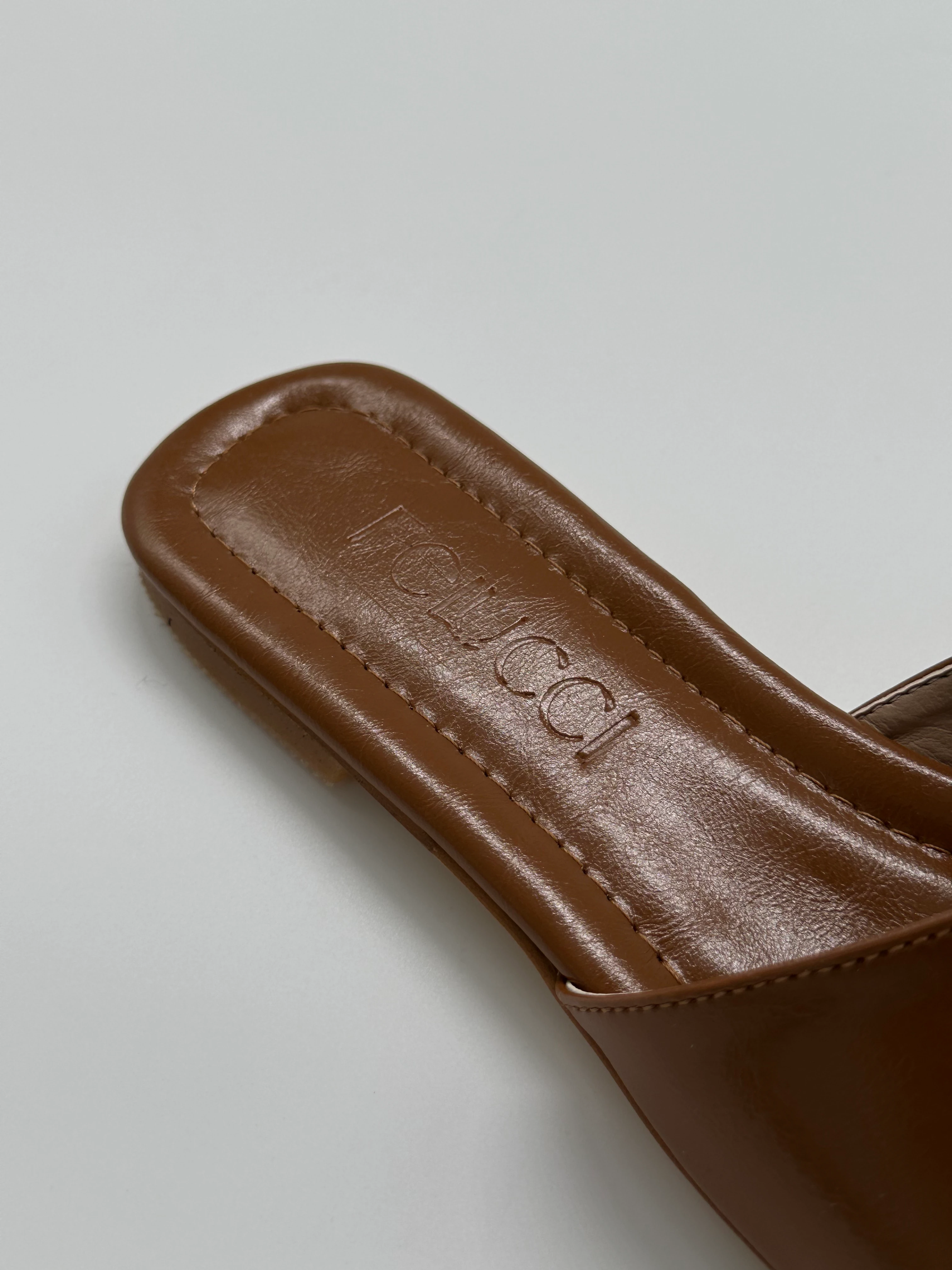 Altın Toka Detaylı Taba Deri Terlik