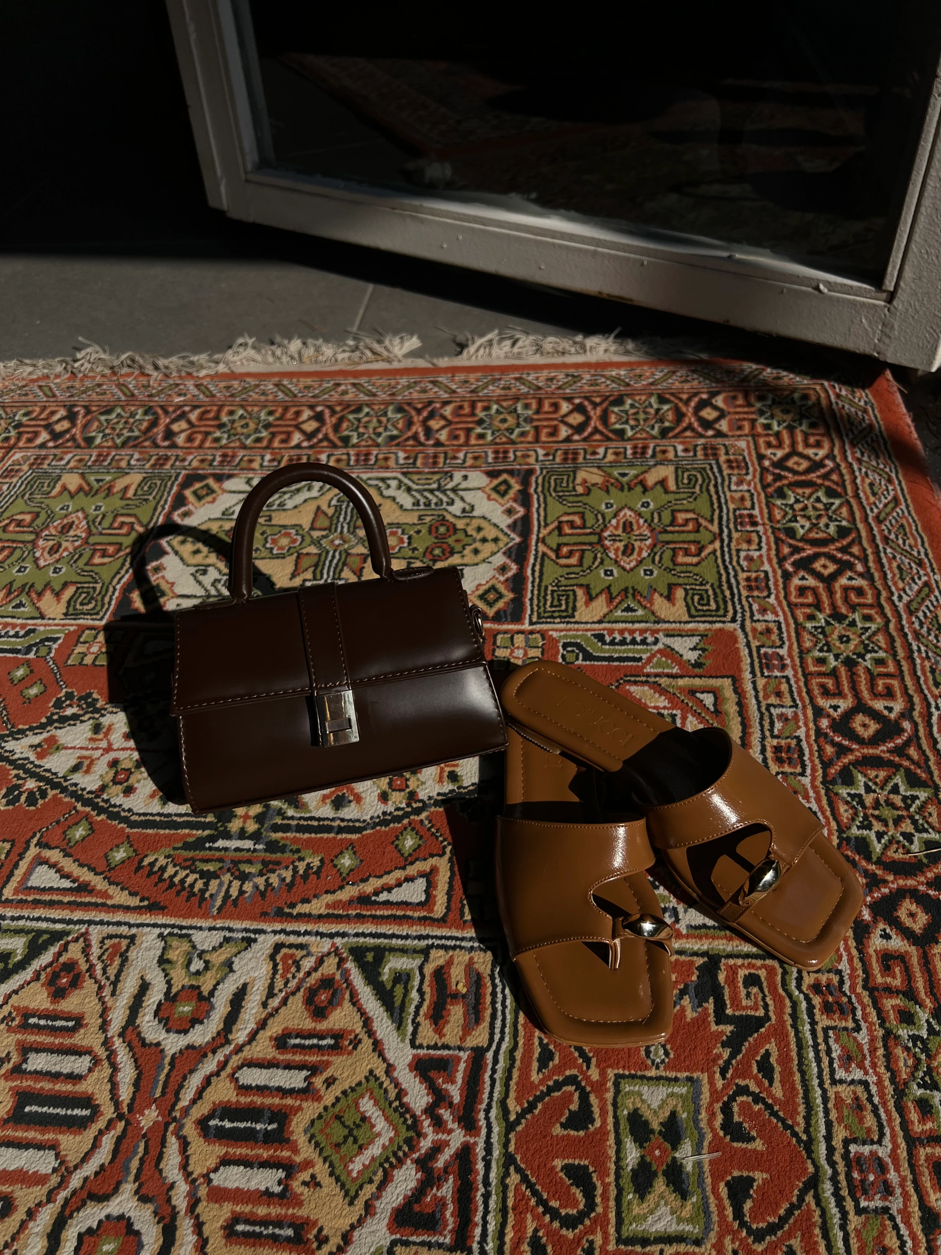 Altın Toka Detaylı Taba Deri Terlik