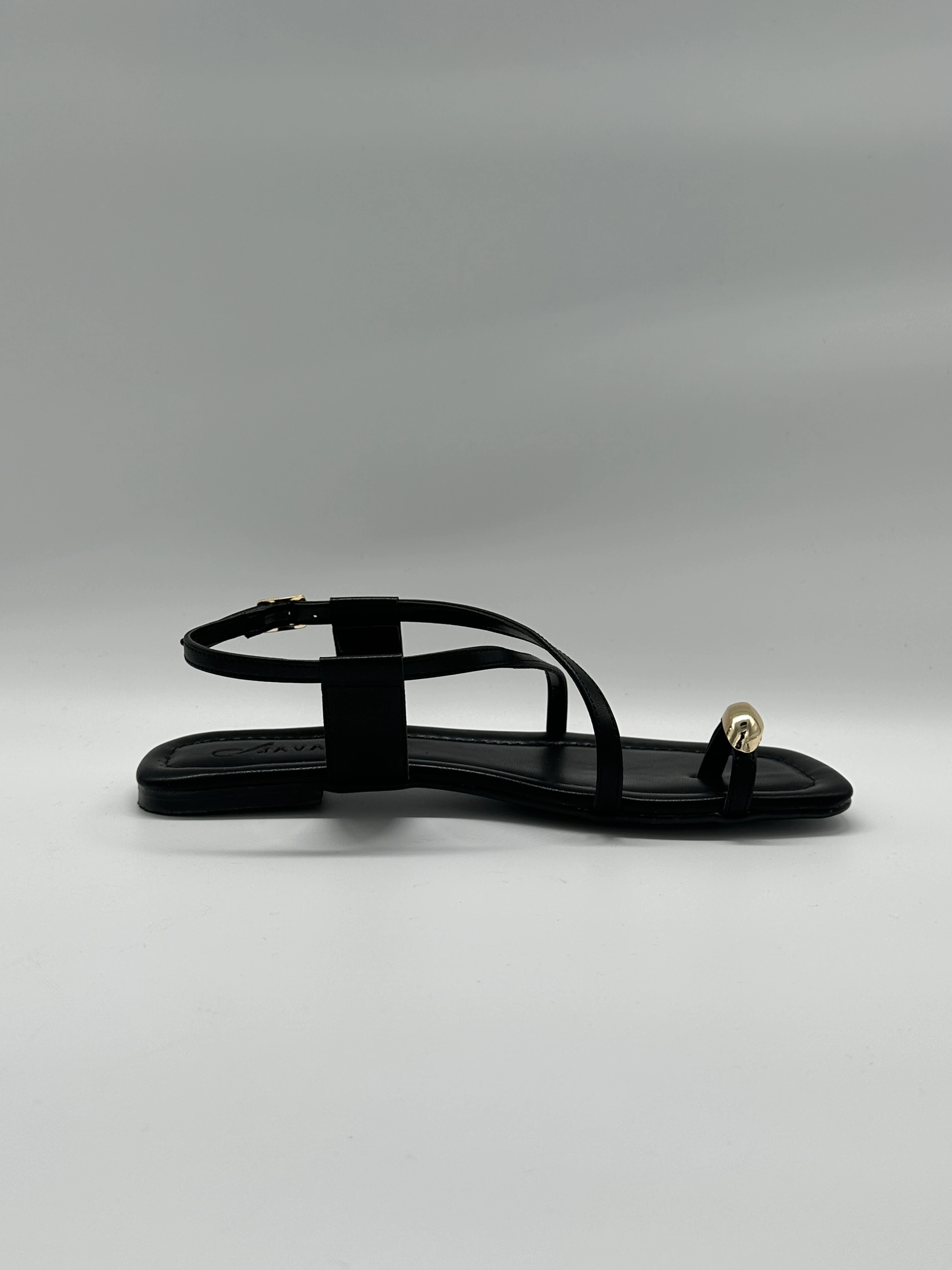 Altın Toka Detaylı Siyah Deri Sandalet