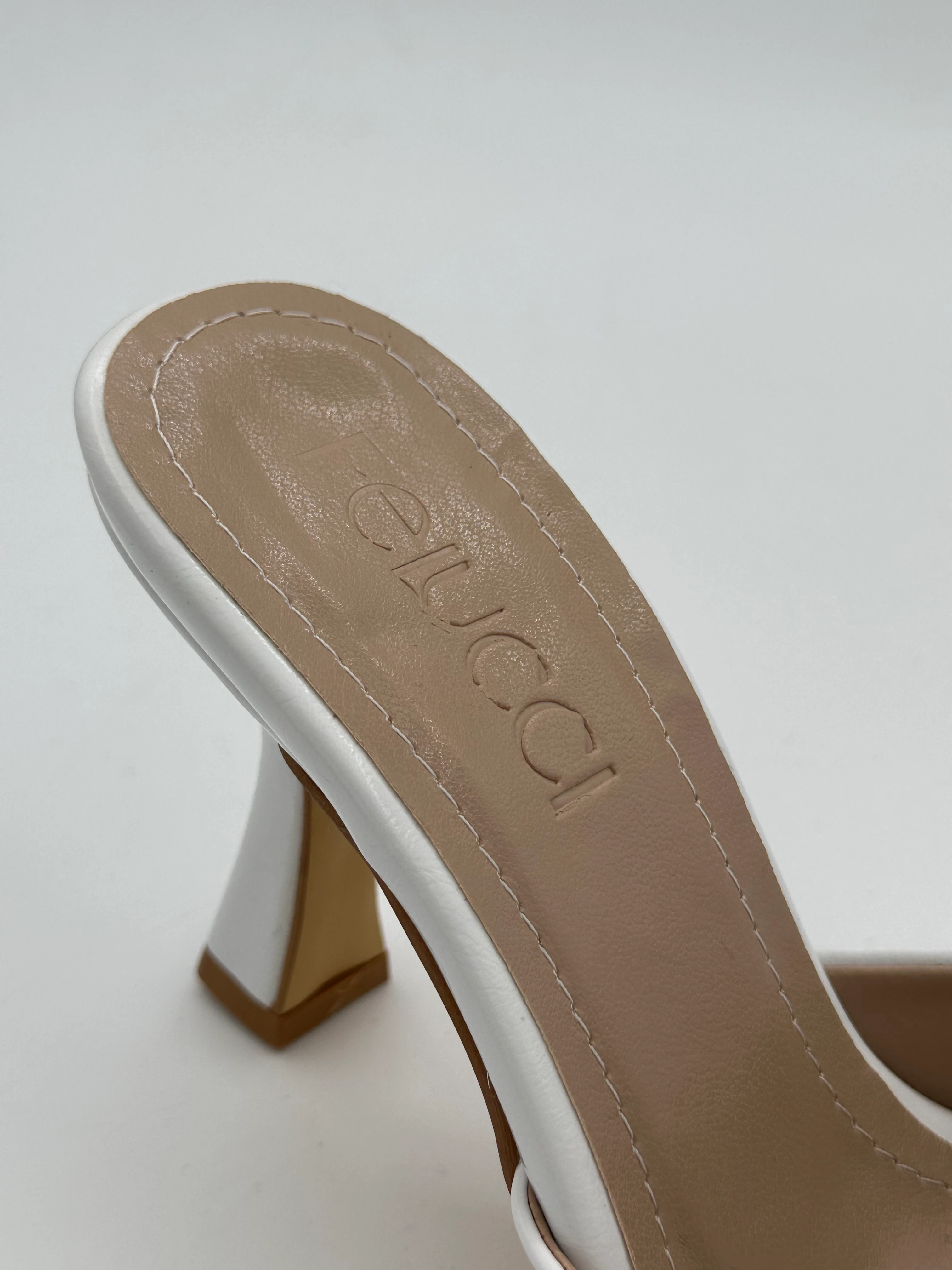 Beyaz Topuklu Terlik