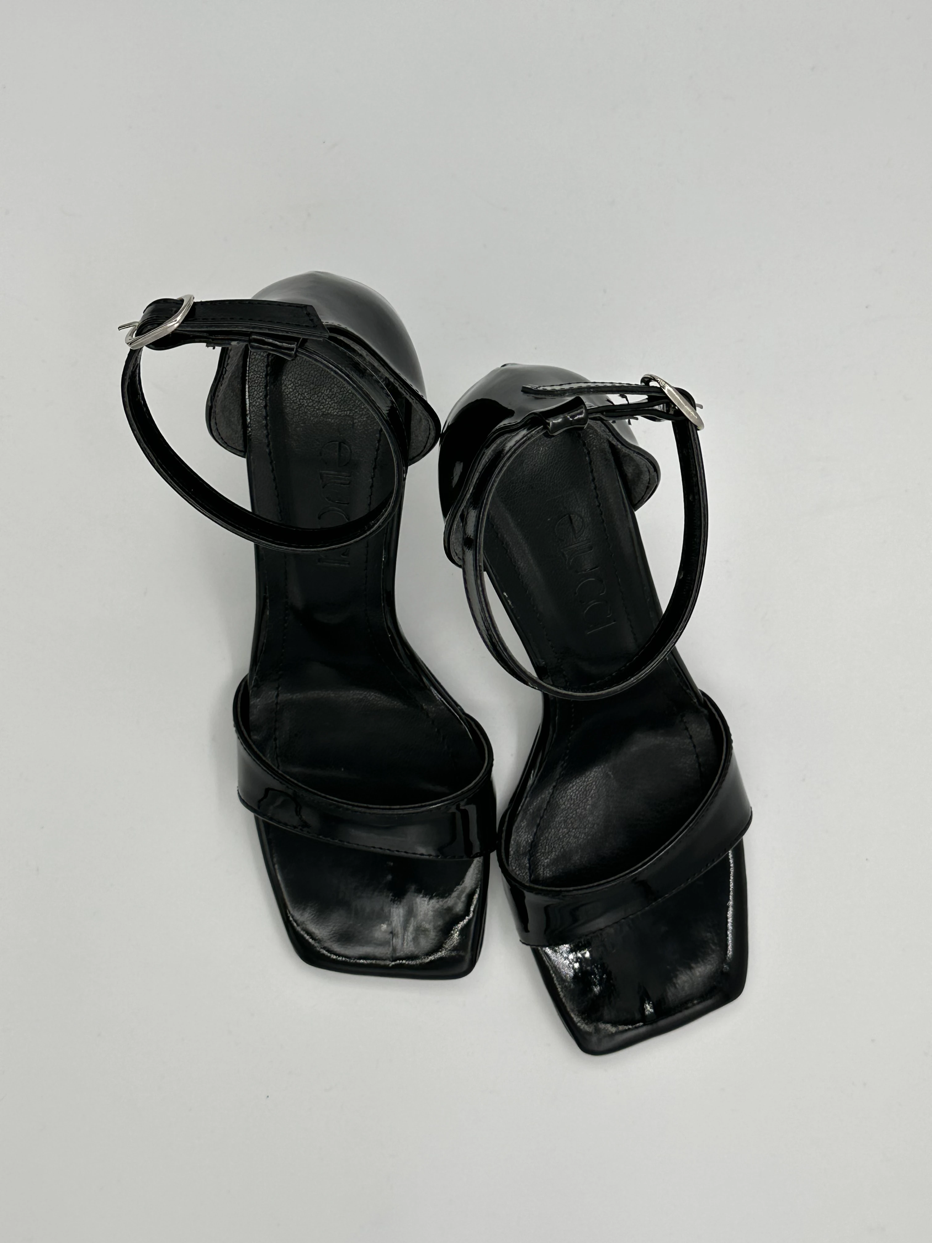 Siyah Rugan Topuklu Ayakkabı