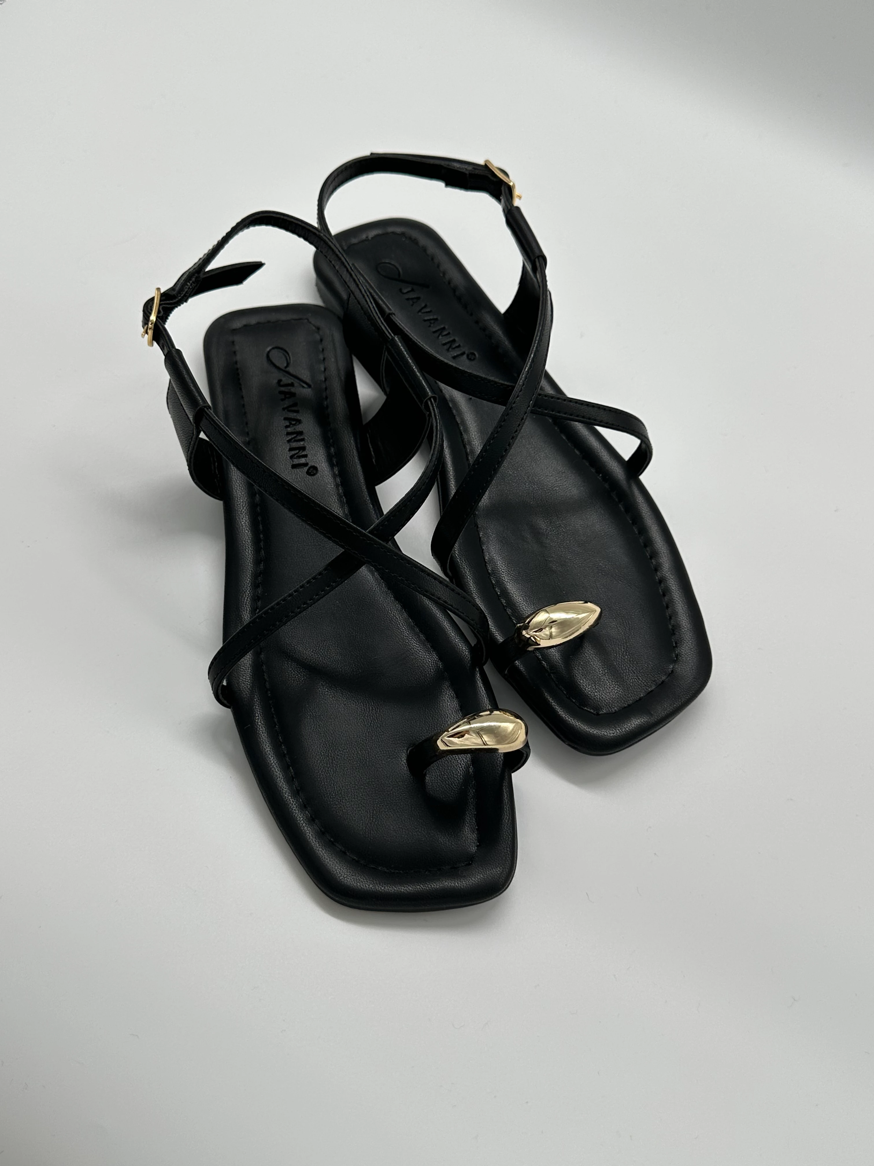 Altın Toka Detaylı Siyah Deri Sandalet