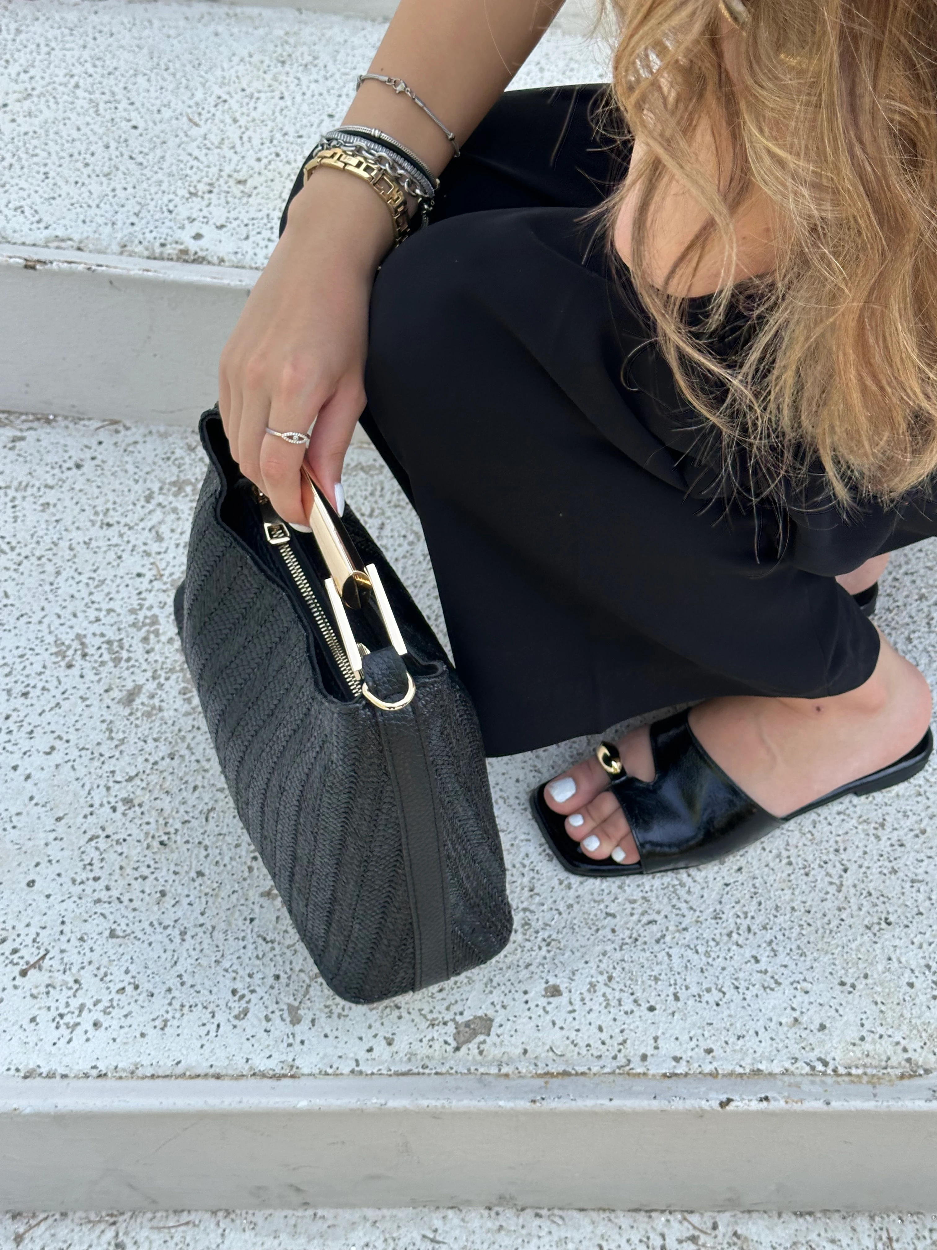 Altın Toka Detaylı Siyah Deri Terlik