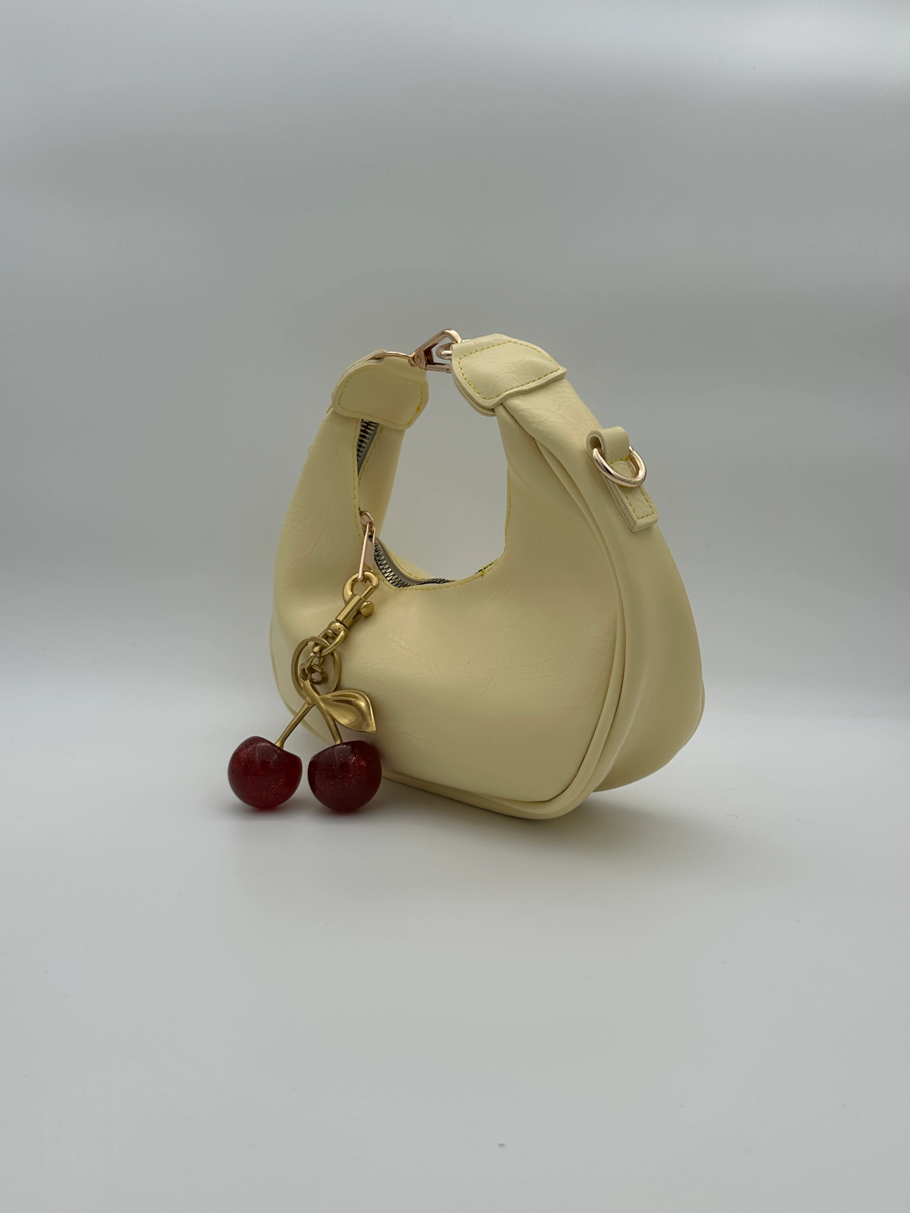 Kiraz Charm Detaylı Deri Çanta