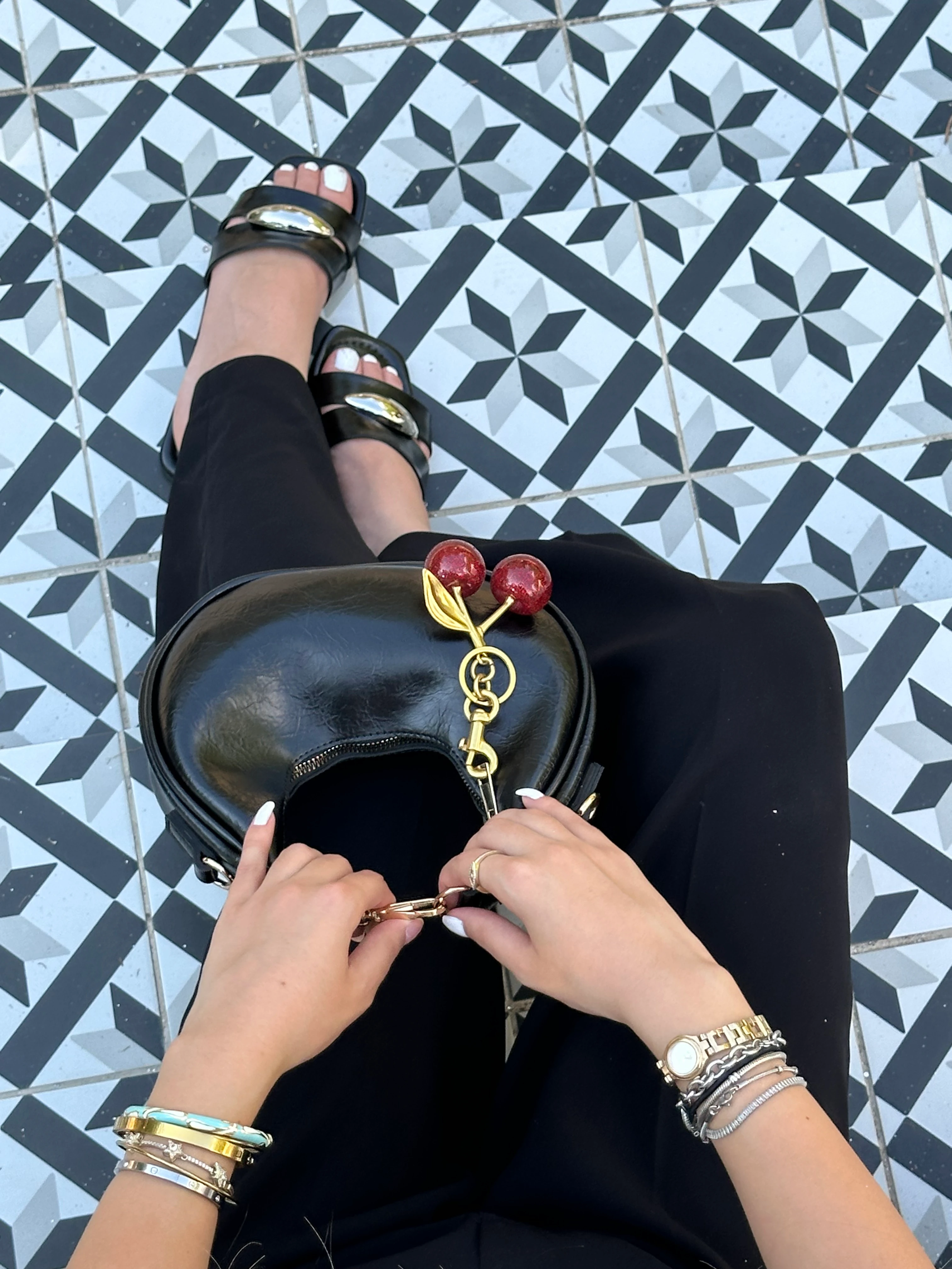 Kiraz Charm Detaylı Deri Çanta