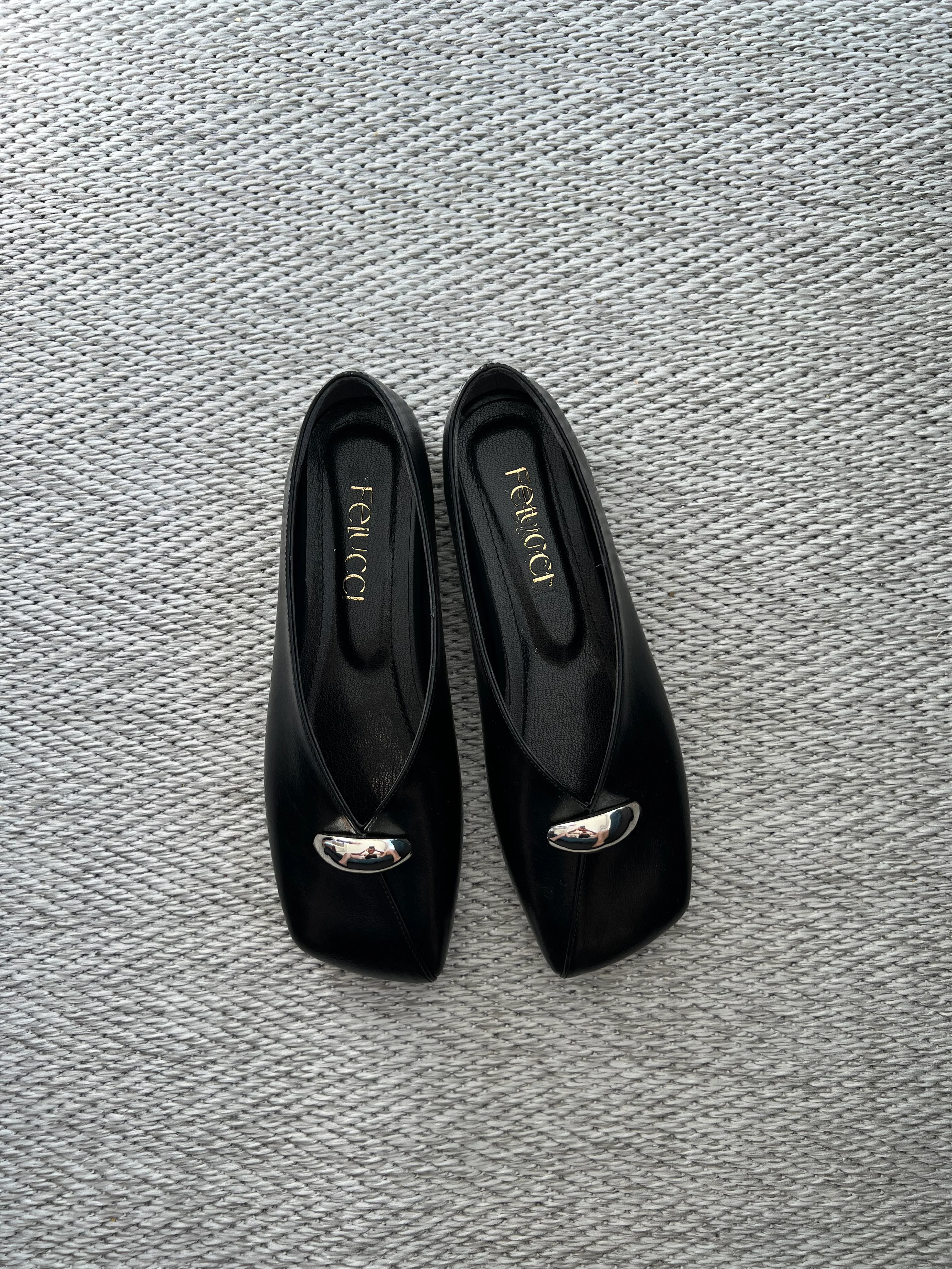 Siyah Toka Detaylı Deri Babet