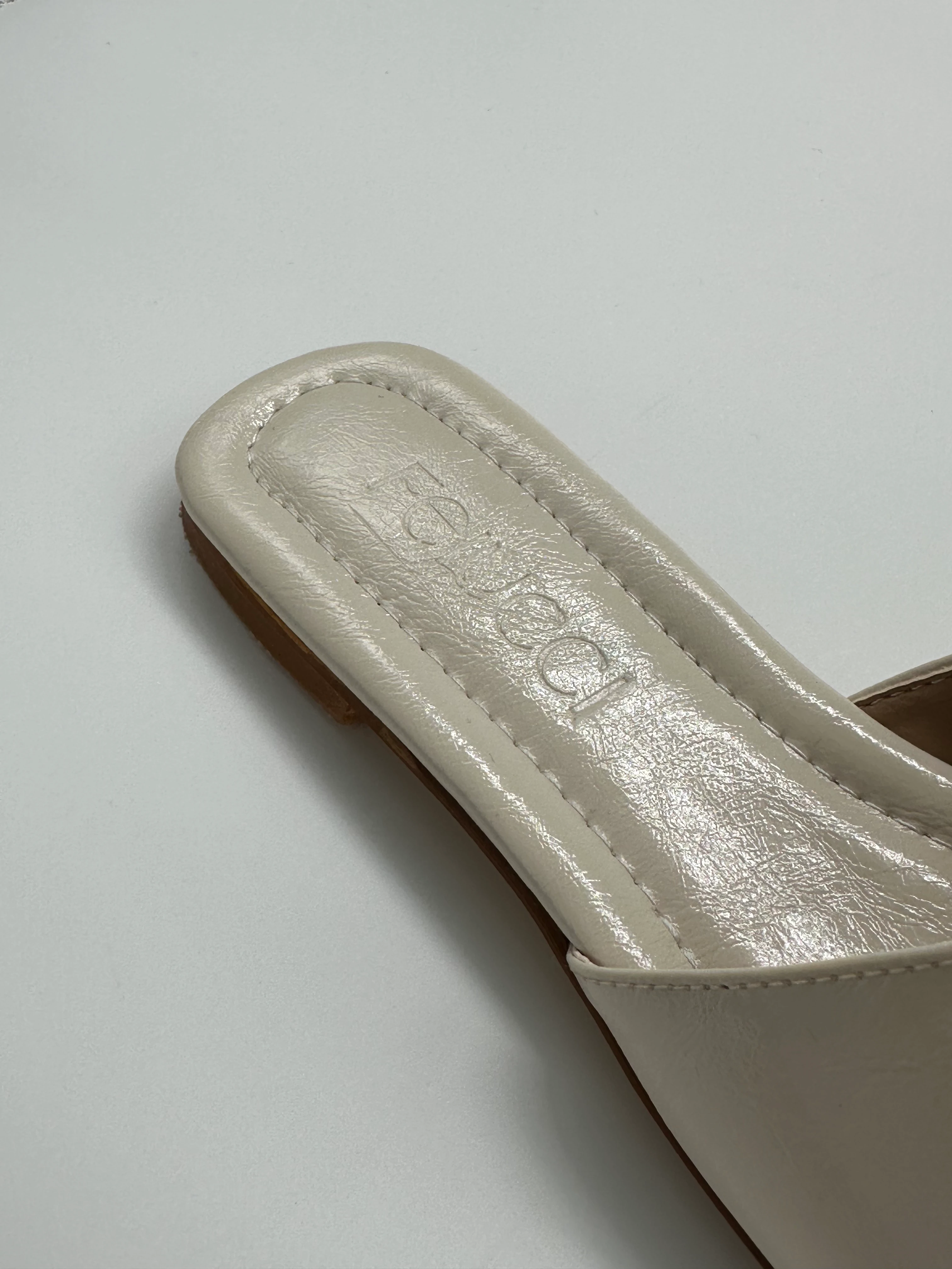 Altın Toka Detaylı Krem Deri Terlik