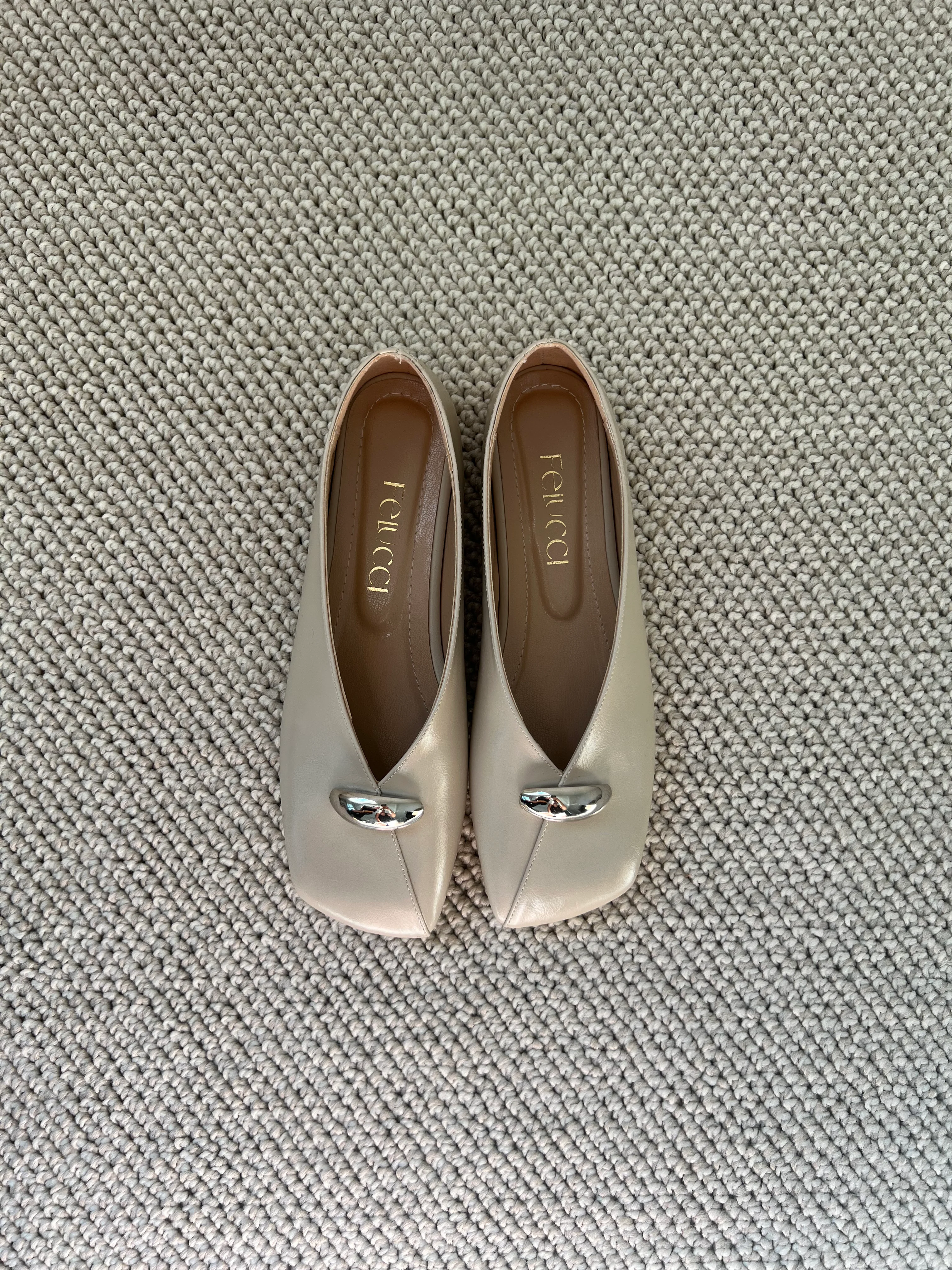 Bej Toka Detaylı Deri Babet