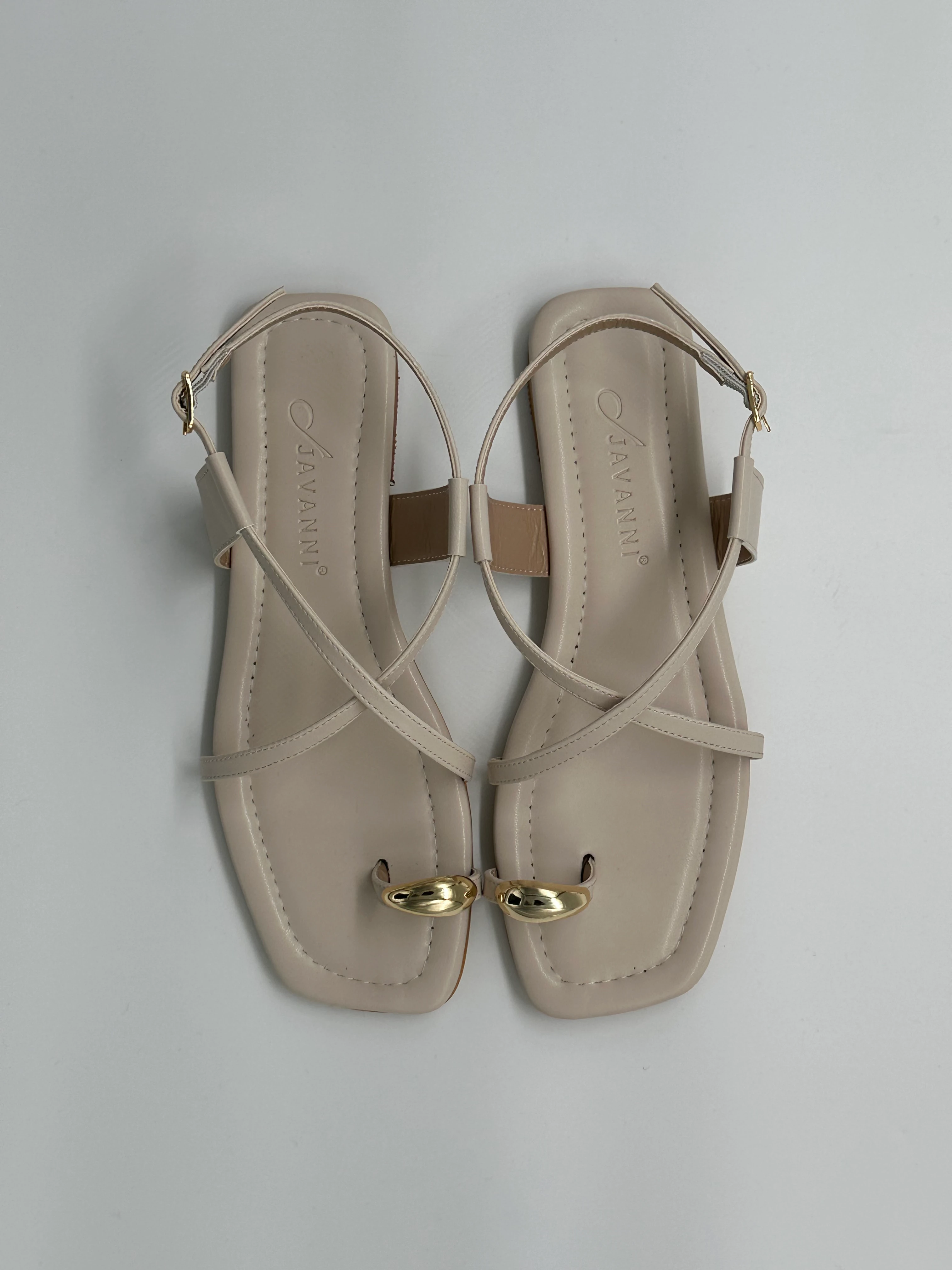 Altın Toka Detaylı Krem Deri Sandalet