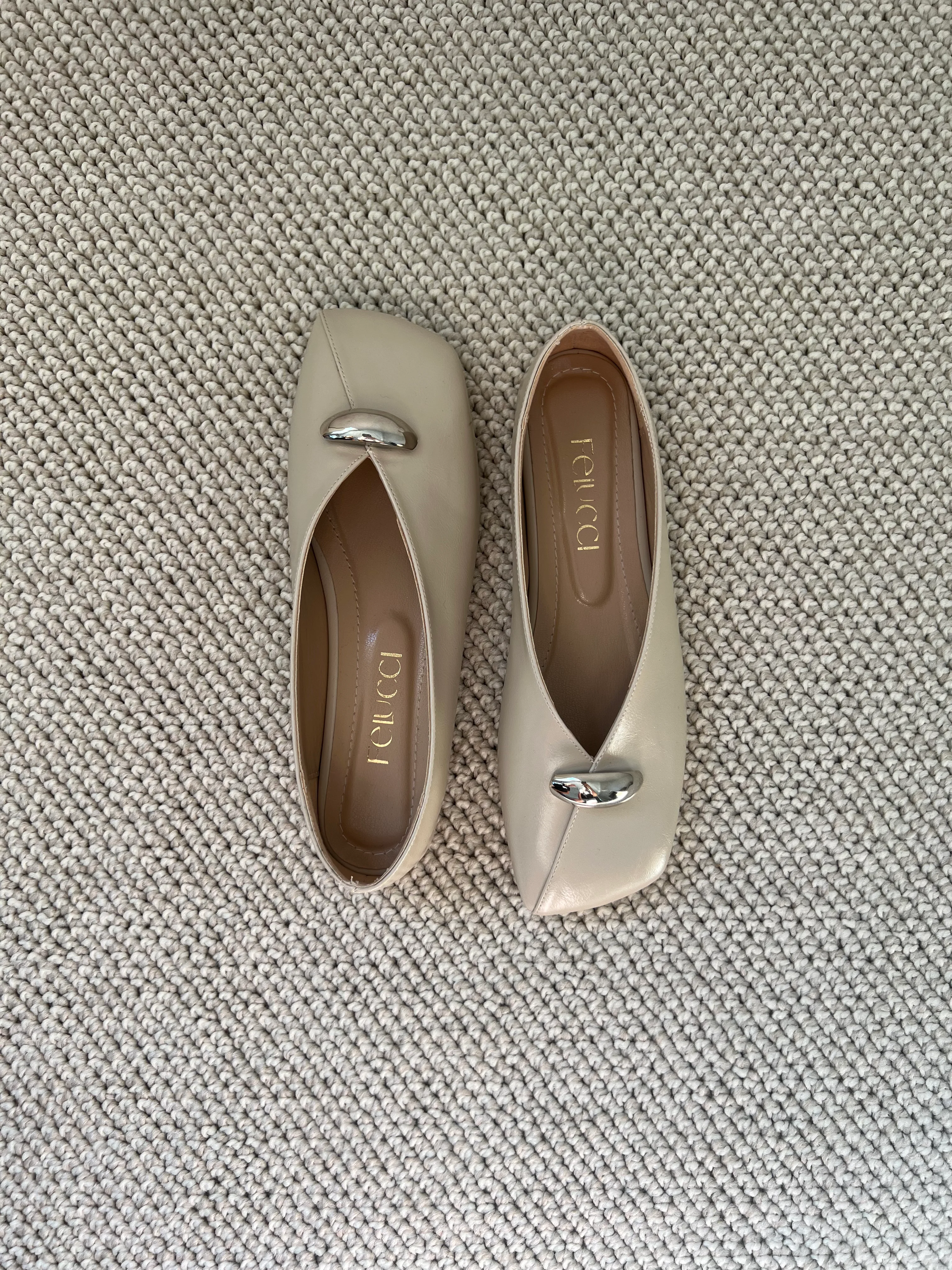 Bej Toka Detaylı Deri Babet