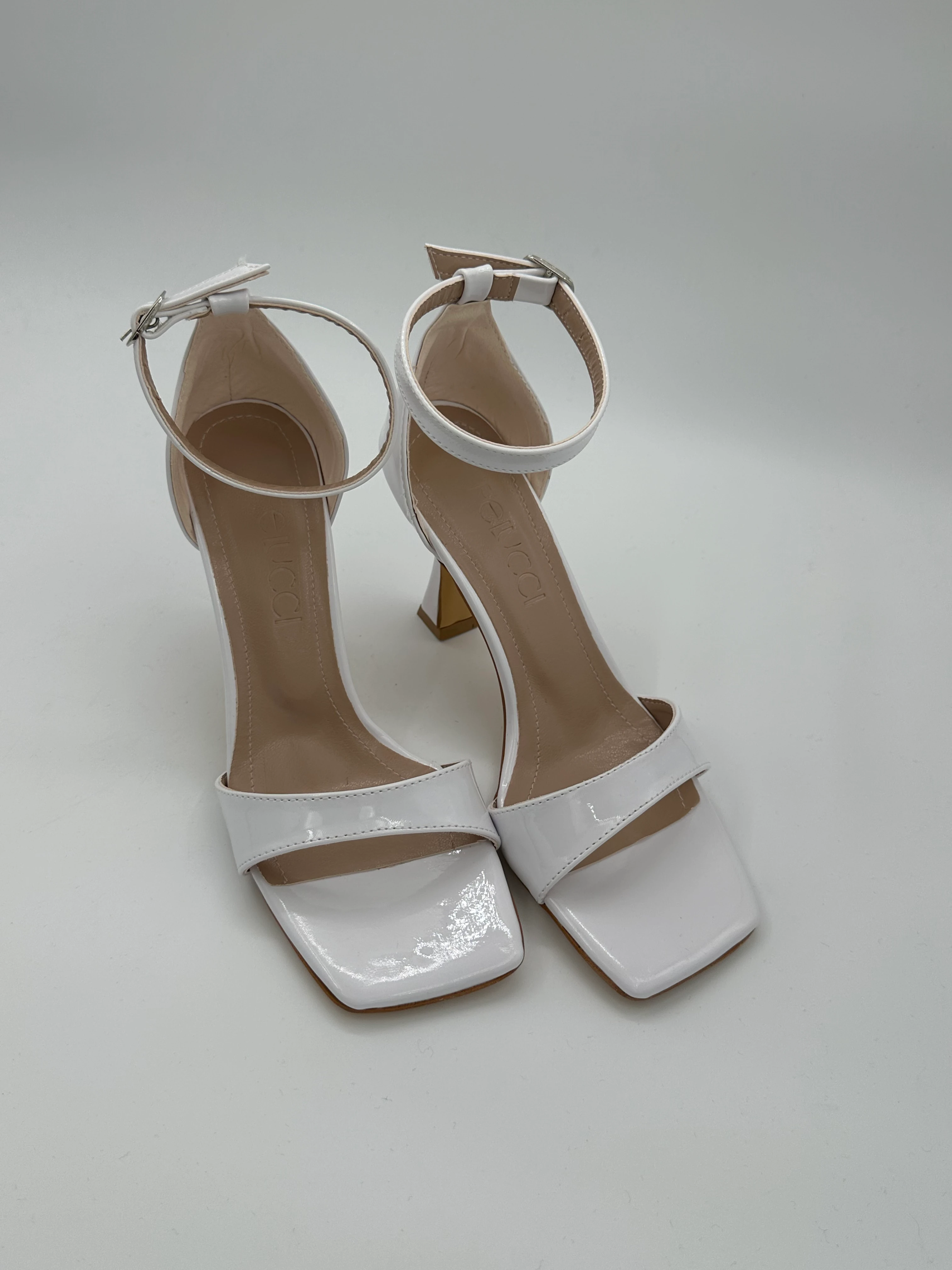 Beyaz Rugan Topuklu Ayakkabı
