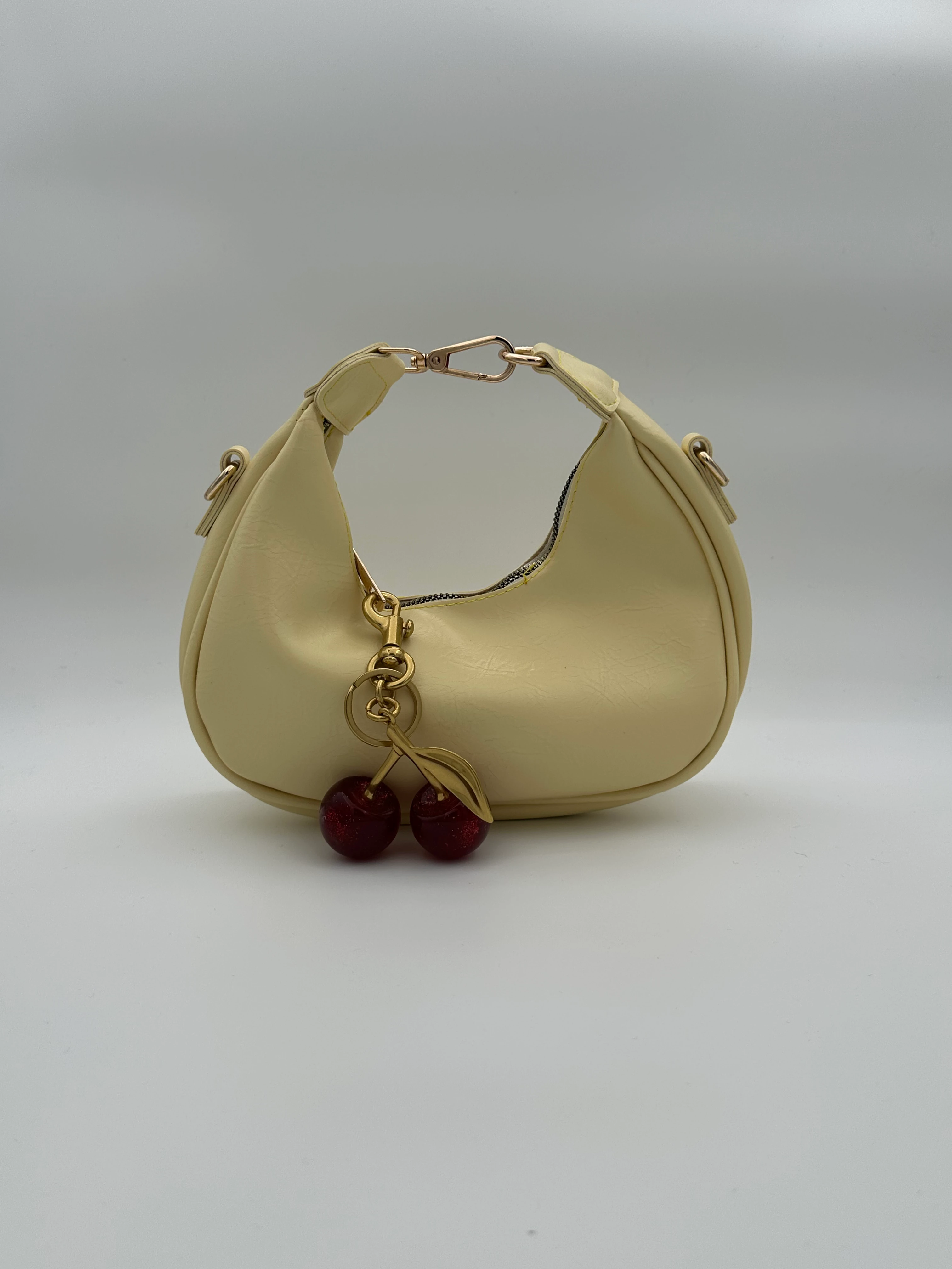 Kiraz Charm Detaylı Deri Çanta