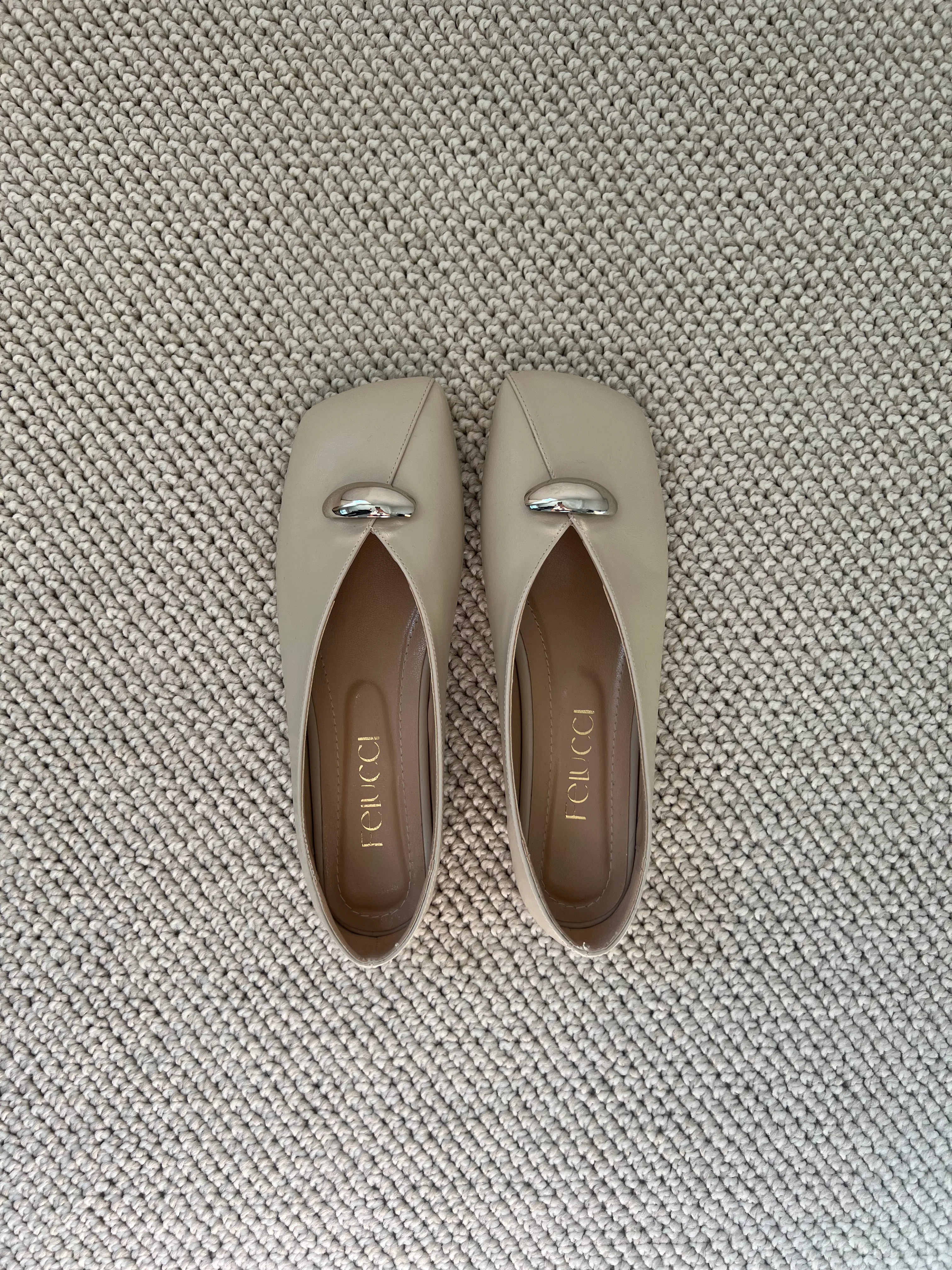 Bej Toka Detaylı Deri Babet