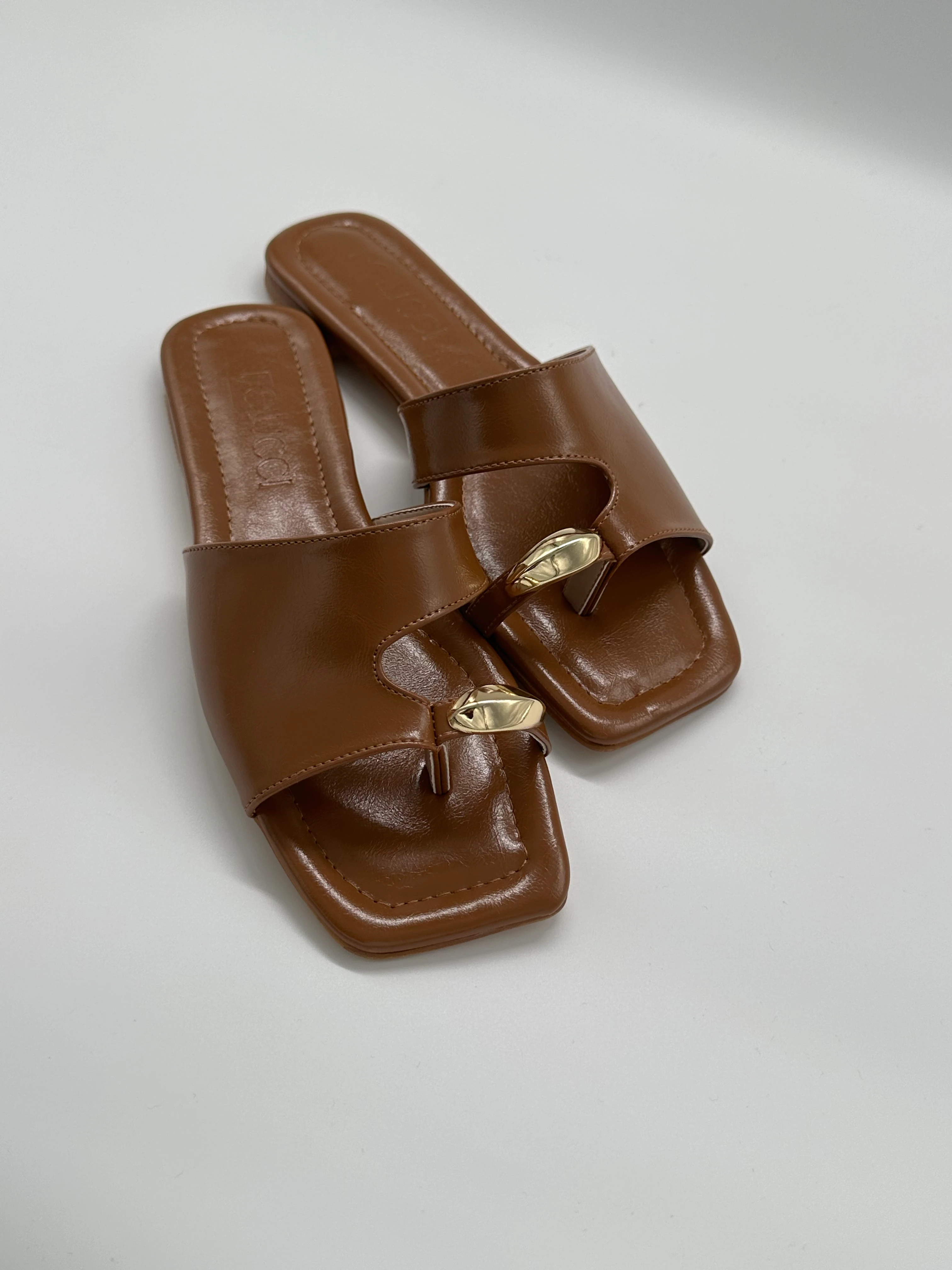 Altın Toka Detaylı Taba Deri Terlik